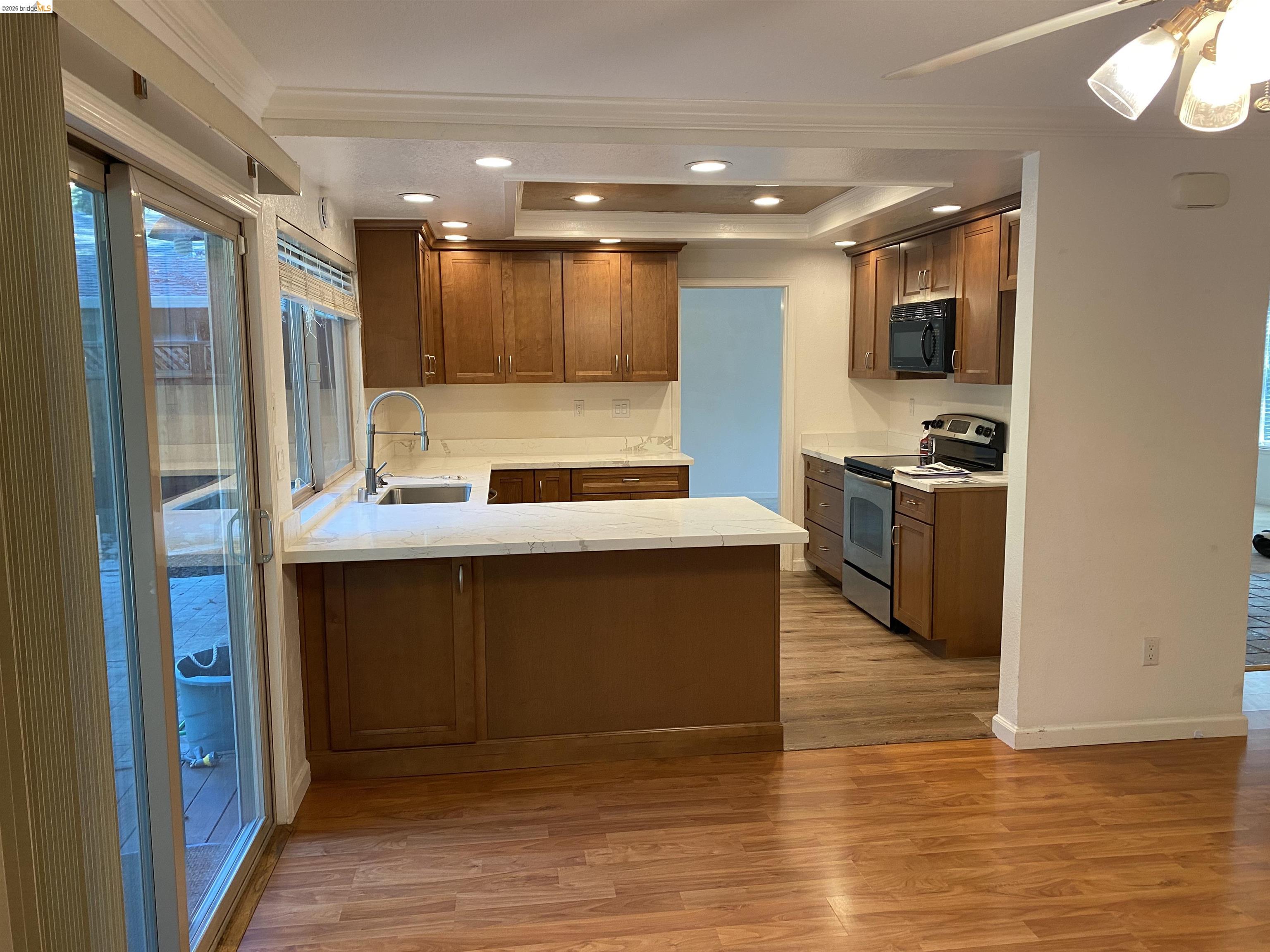 Detail Gallery Image 4 of 16 For 894 Saint John Cir, Concord,  CA 94518-2143 - 4 Beds | 3 Baths