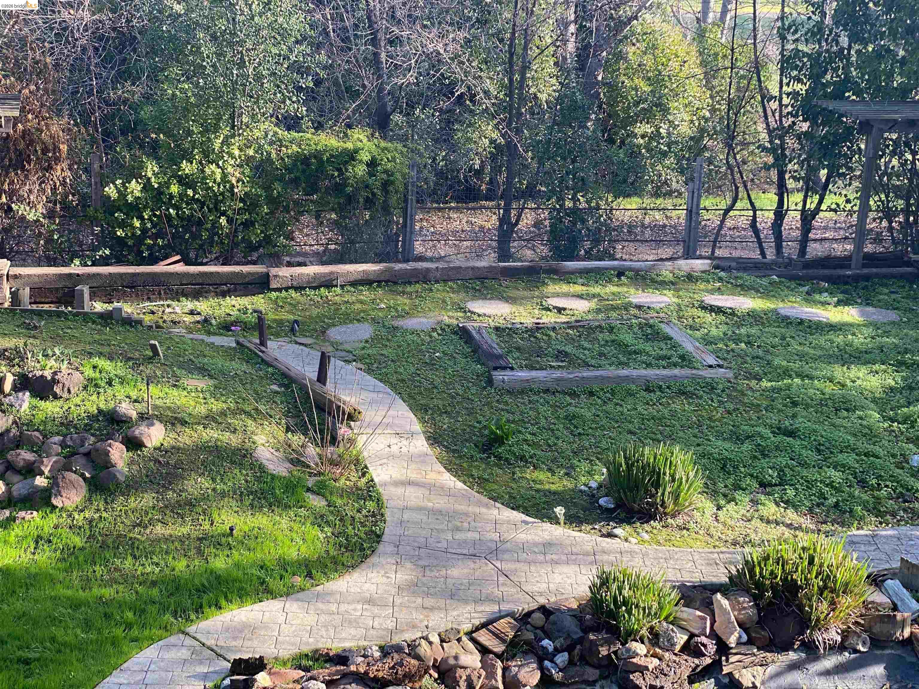 Detail Gallery Image 8 of 16 For 894 Saint John Cir, Concord,  CA 94518-2143 - 4 Beds | 3 Baths