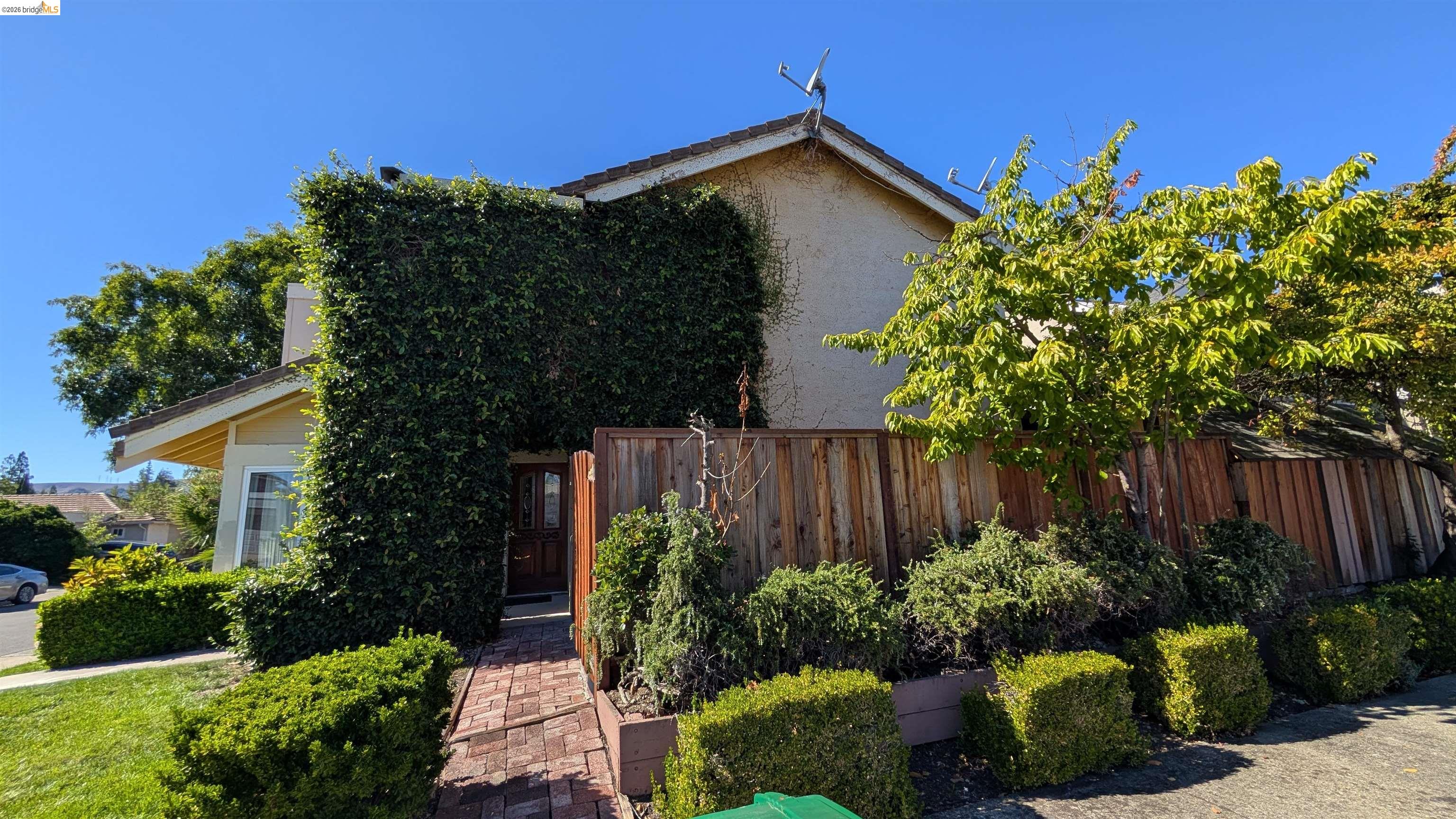 Detail Gallery Image 3 of 41 For 10013 Foxboro Cir, San Ramon,  CA 94583 - 4 Beds | 2/1 Baths