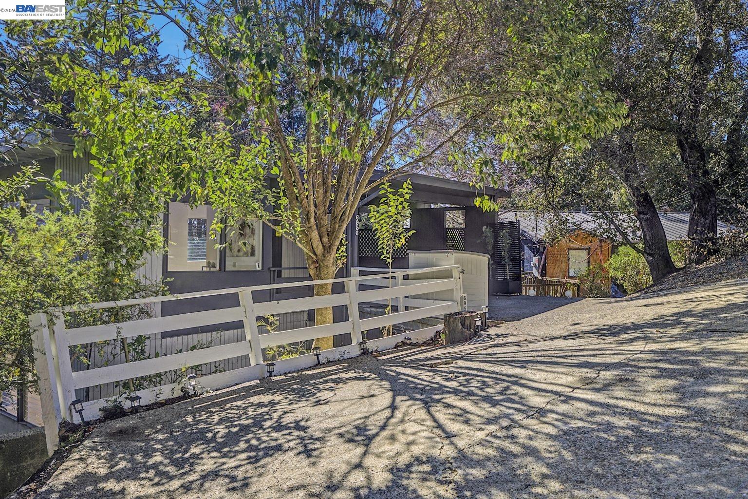 Detail Gallery Image 2 of 53 For 6956 Sayre Drive, Oakland,  CA 94611 - 3 Beds | 2 Baths