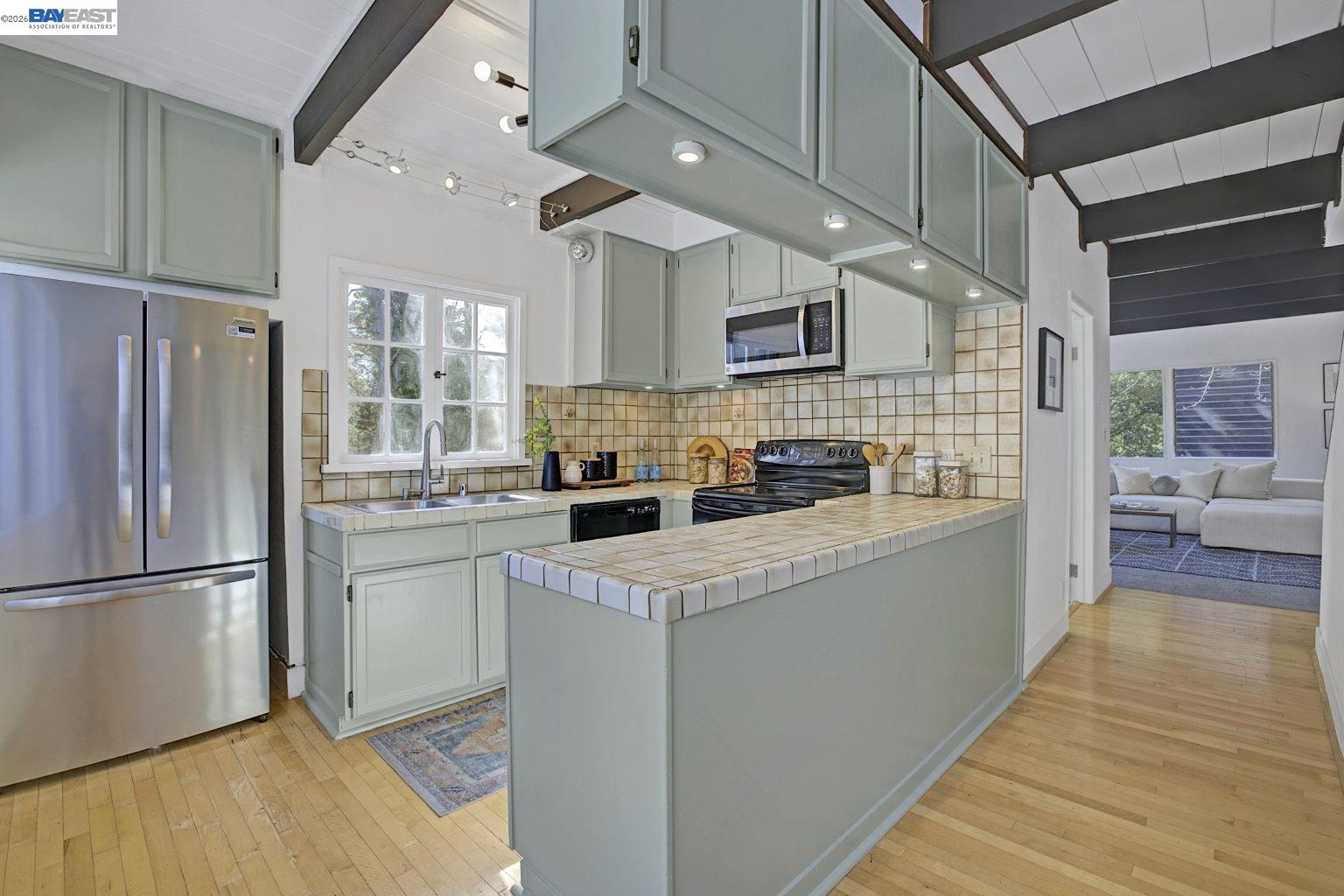 Detail Gallery Image 25 of 53 For 6956 Sayre Drive, Oakland,  CA 94611 - 3 Beds | 2 Baths