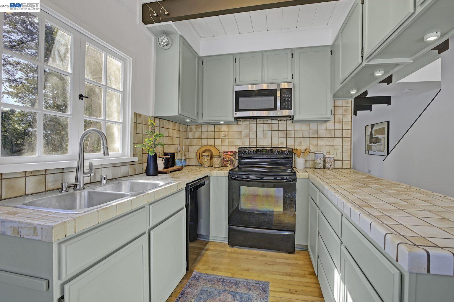 Detail Gallery Image 27 of 53 For 6956 Sayre Drive, Oakland,  CA 94611 - 3 Beds | 2 Baths