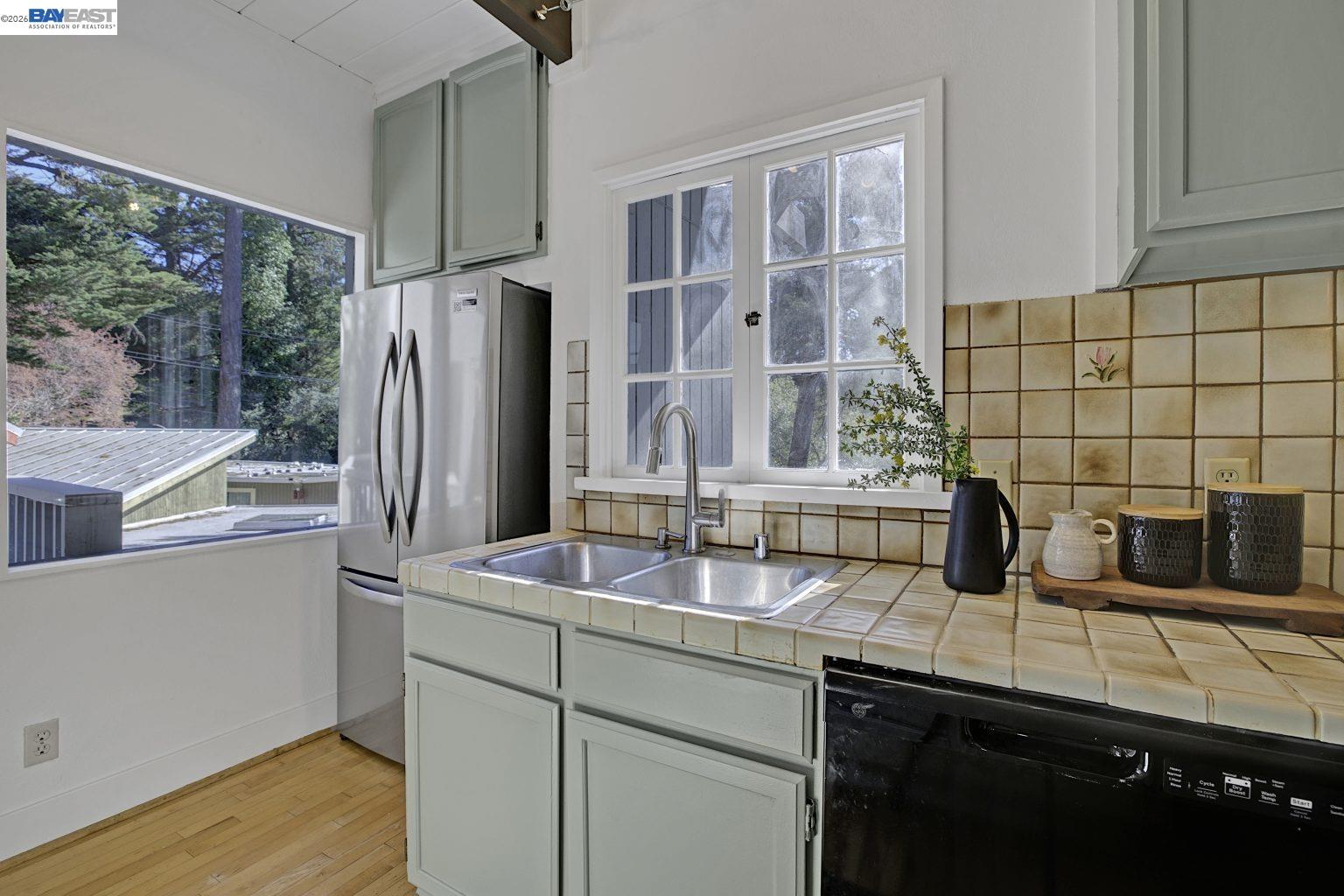 Detail Gallery Image 29 of 53 For 6956 Sayre Drive, Oakland,  CA 94611 - 3 Beds | 2 Baths