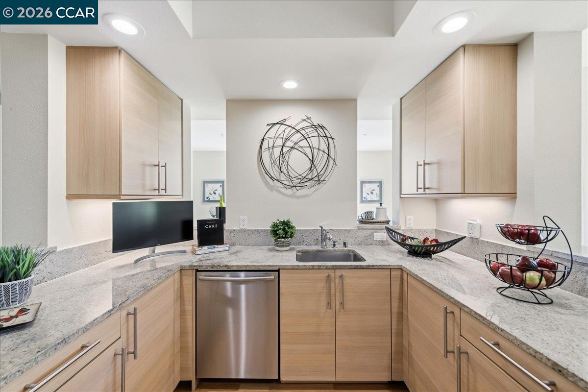 Detail Gallery Image 7 of 42 For 1655 N California Blvd #330,  Walnut Creek,  CA 94596 - 3 Beds | 2/1 Baths