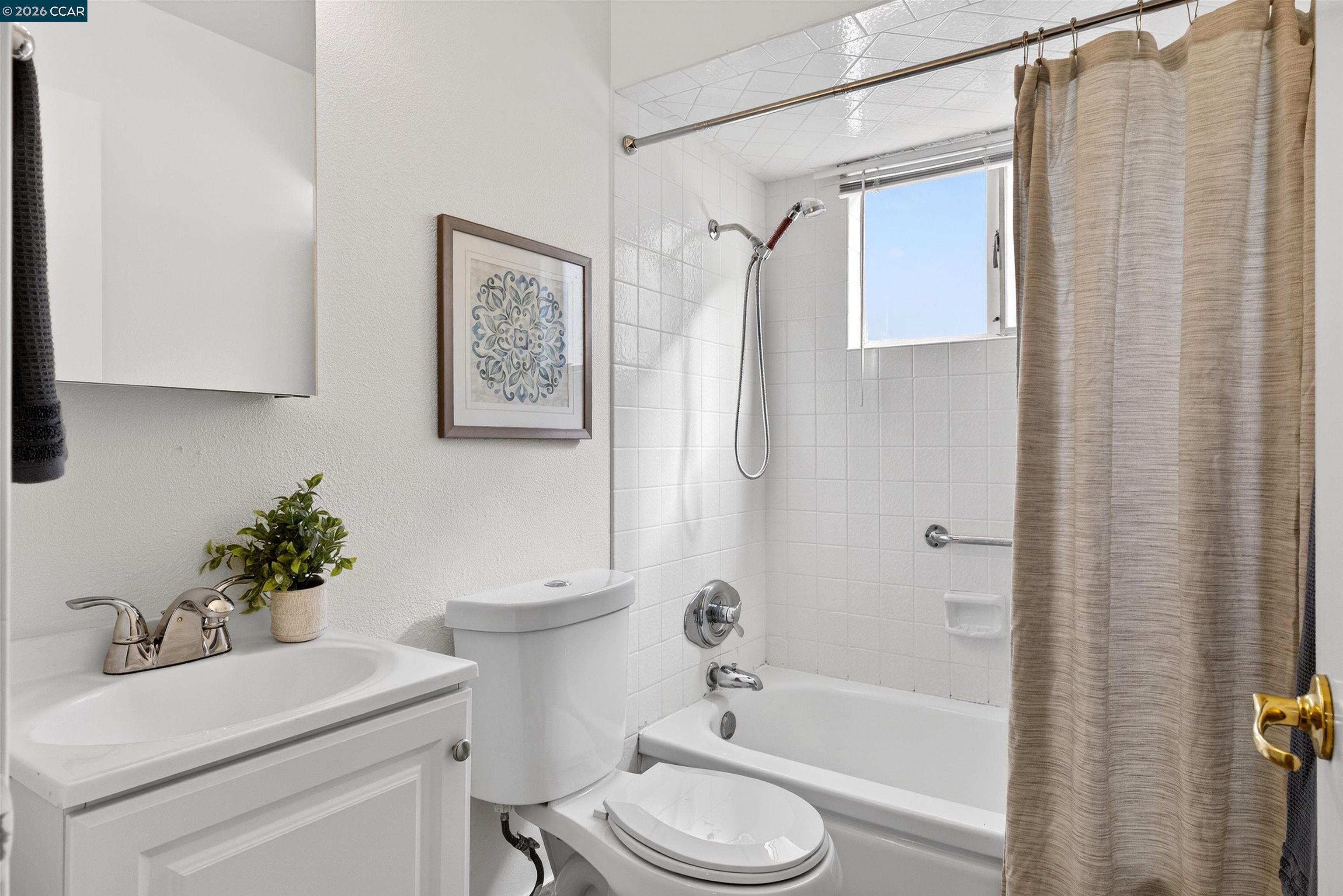 Detail Gallery Image 13 of 30 For 15274 Laverne Dr, San Leandro,  CA 94579 - 3 Beds | 2 Baths