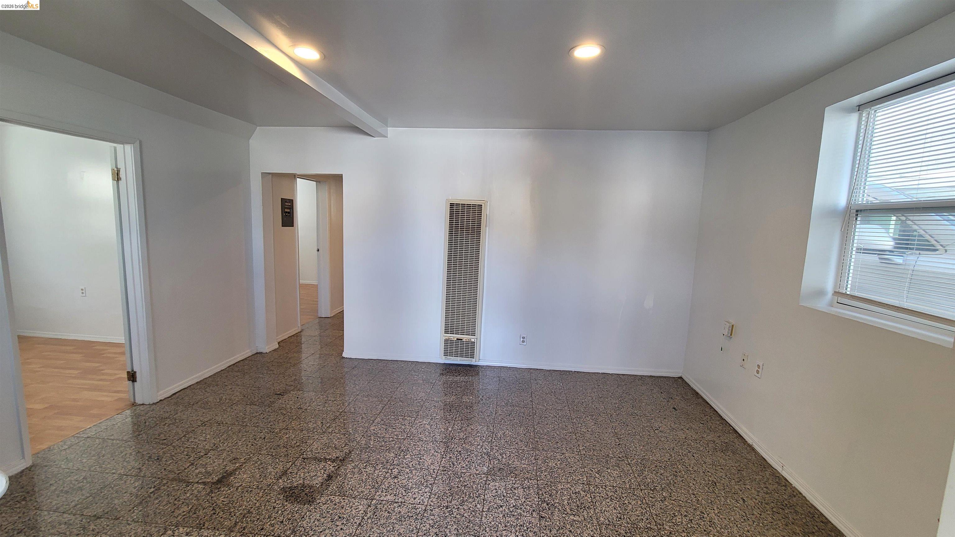 Detail Gallery Image 2 of 21 For 540 Palace Ct a,  Alameda,  CA 94501 - 2 Beds | 1 Baths