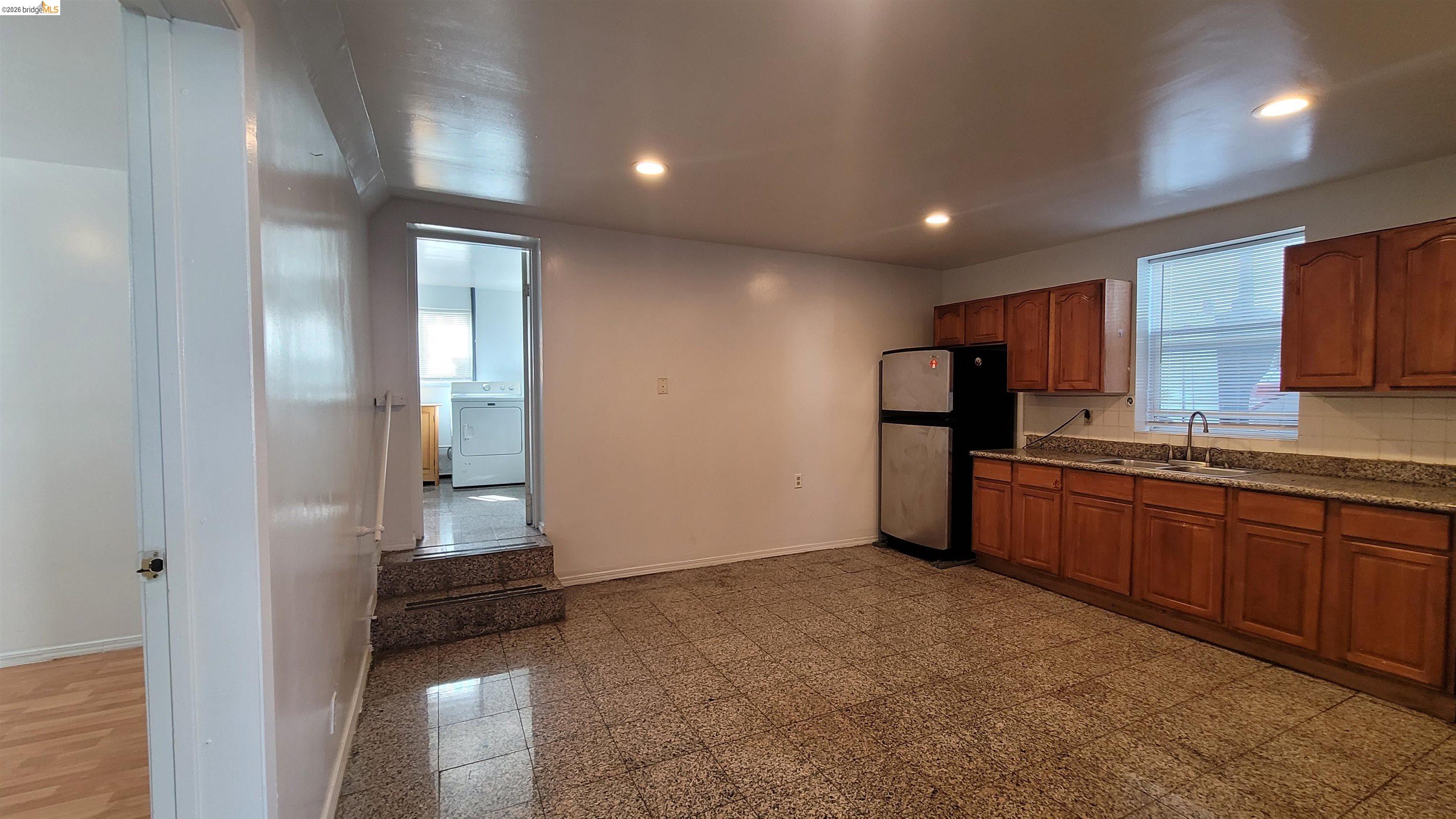 Detail Gallery Image 11 of 21 For 540 Palace Ct a,  Alameda,  CA 94501 - 2 Beds | 1 Baths