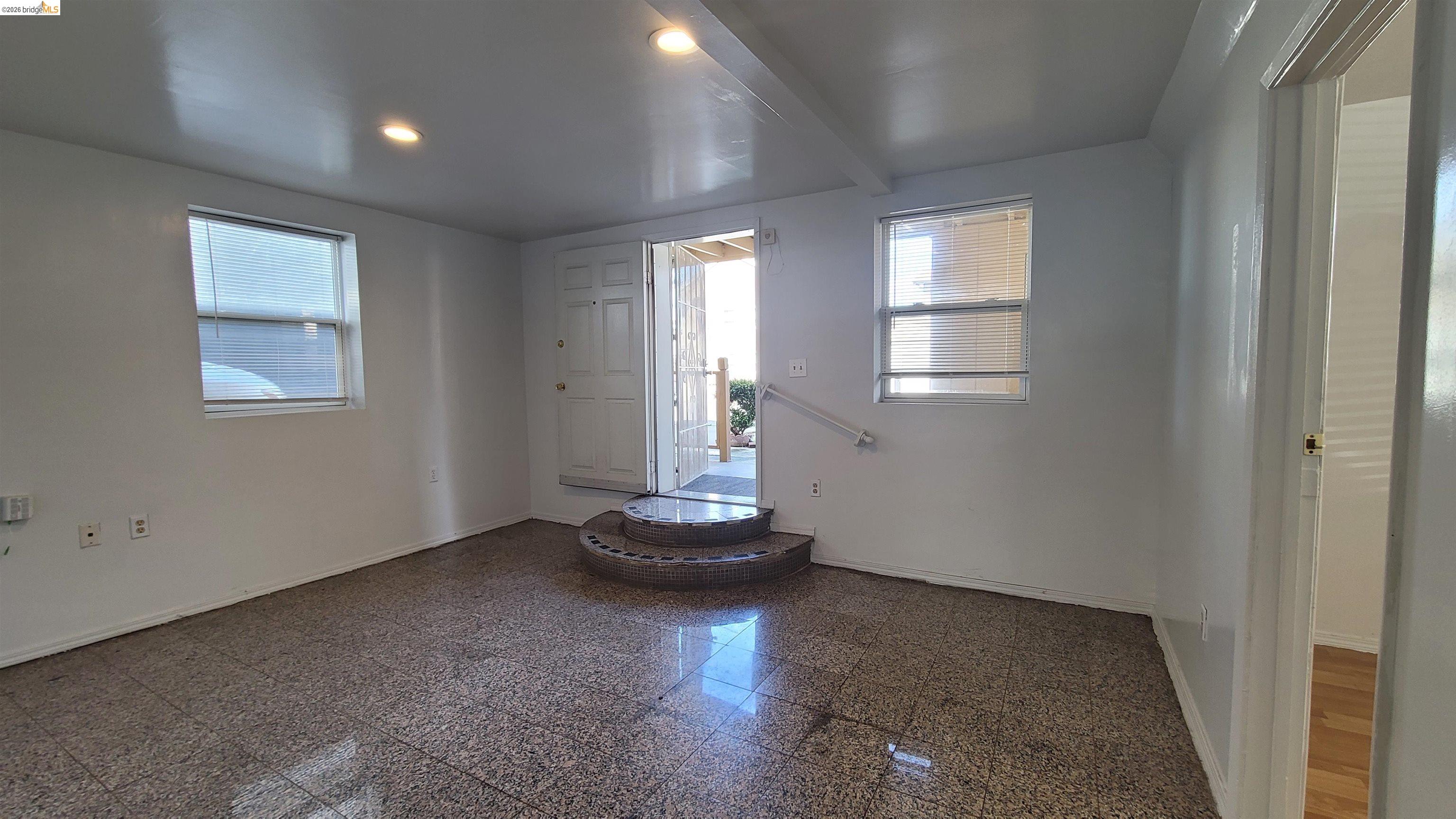 Detail Gallery Image 12 of 21 For 540 Palace Ct a,  Alameda,  CA 94501 - 2 Beds | 1 Baths