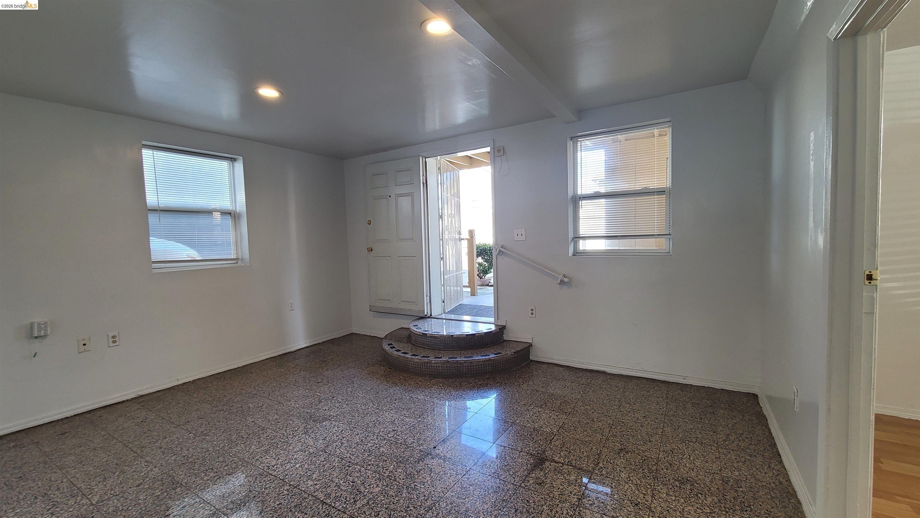 Detail Gallery Image 13 of 21 For 540 Palace Ct a,  Alameda,  CA 94501 - 2 Beds | 1 Baths