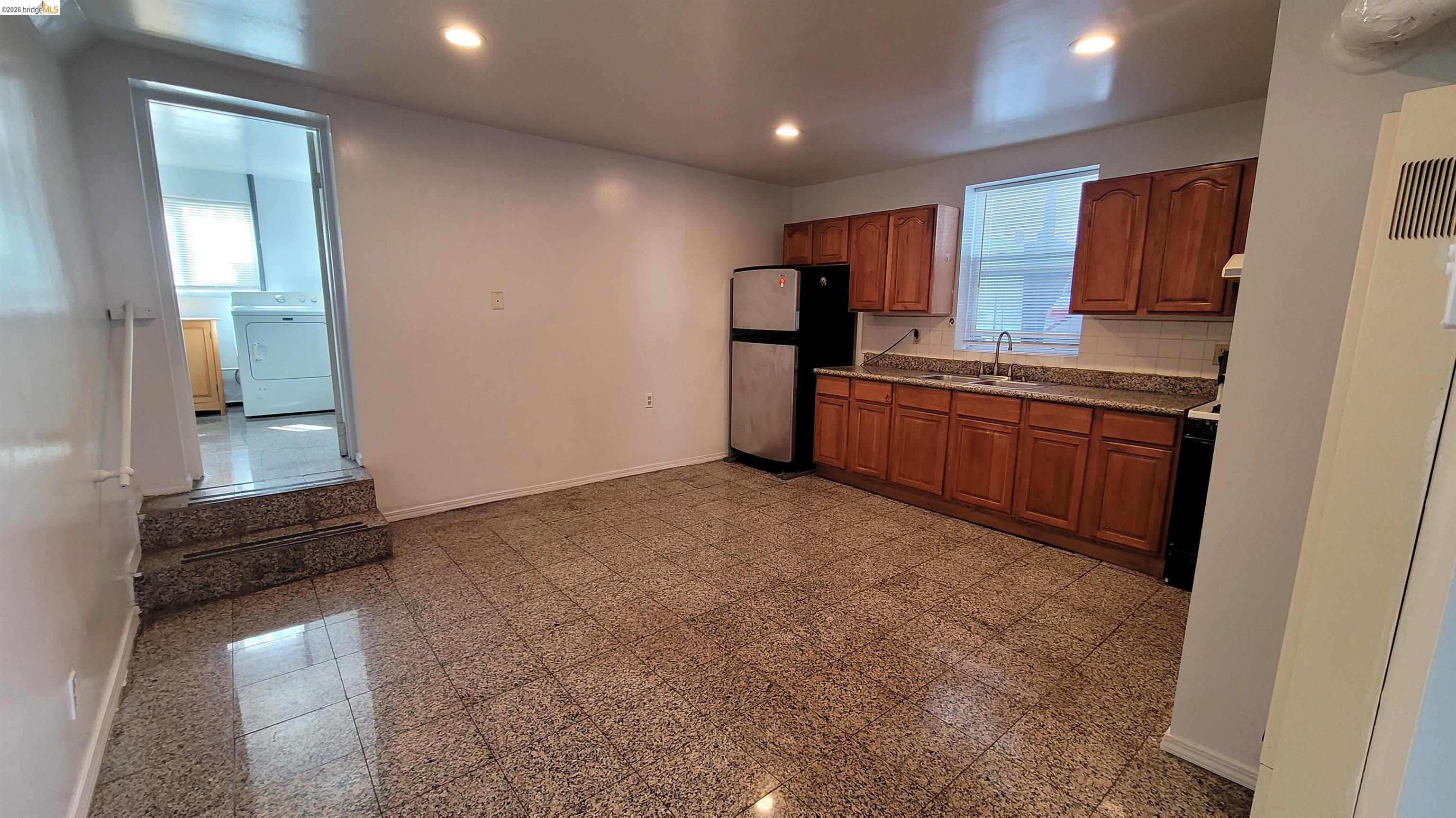 Detail Gallery Image 5 of 21 For 540 Palace Ct a,  Alameda,  CA 94501 - 2 Beds | 1 Baths