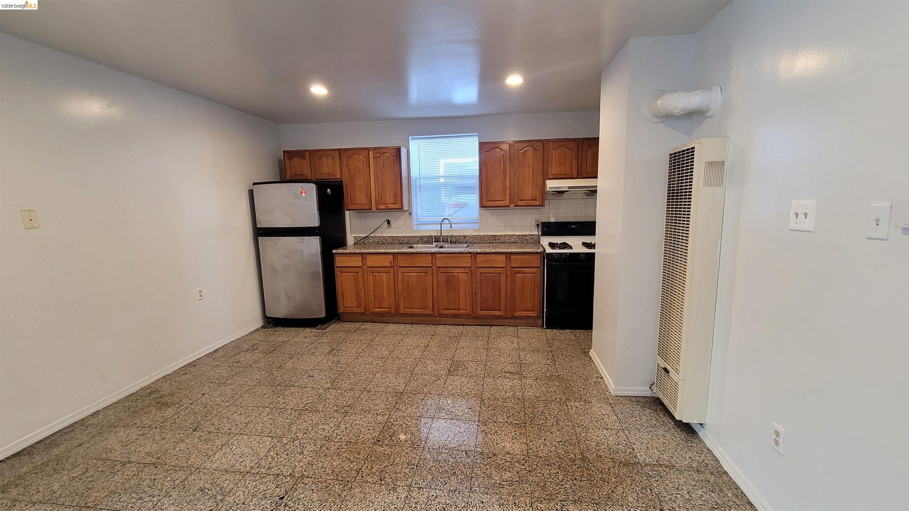 Detail Gallery Image 6 of 21 For 540 Palace Ct a,  Alameda,  CA 94501 - 2 Beds | 1 Baths