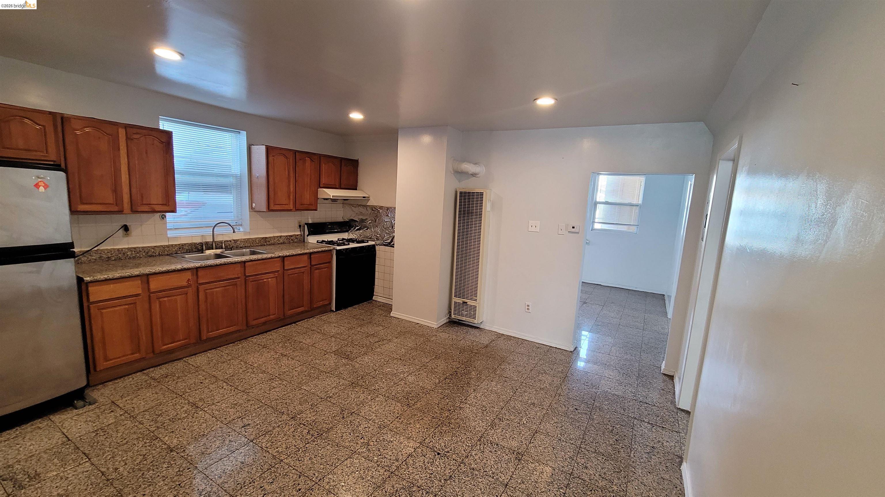 Detail Gallery Image 7 of 21 For 540 Palace Ct a,  Alameda,  CA 94501 - 2 Beds | 1 Baths