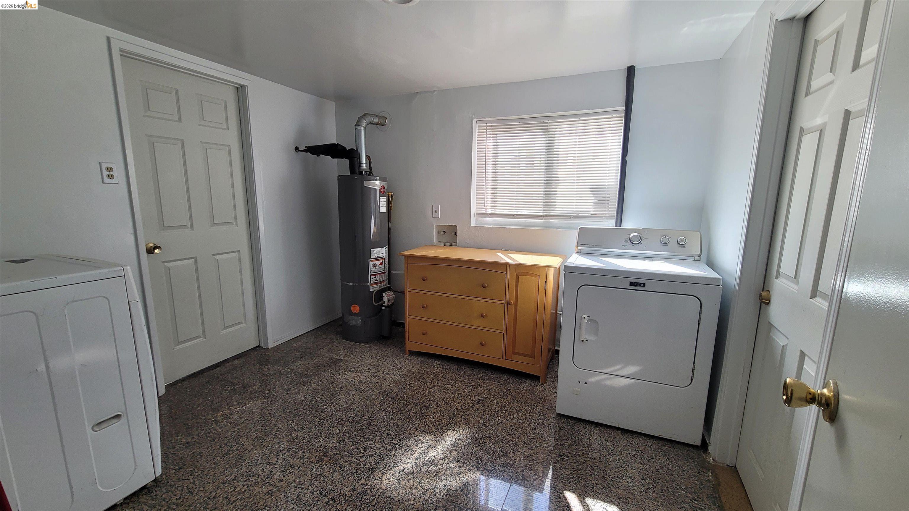 Detail Gallery Image 8 of 21 For 540 Palace Ct a,  Alameda,  CA 94501 - 2 Beds | 1 Baths