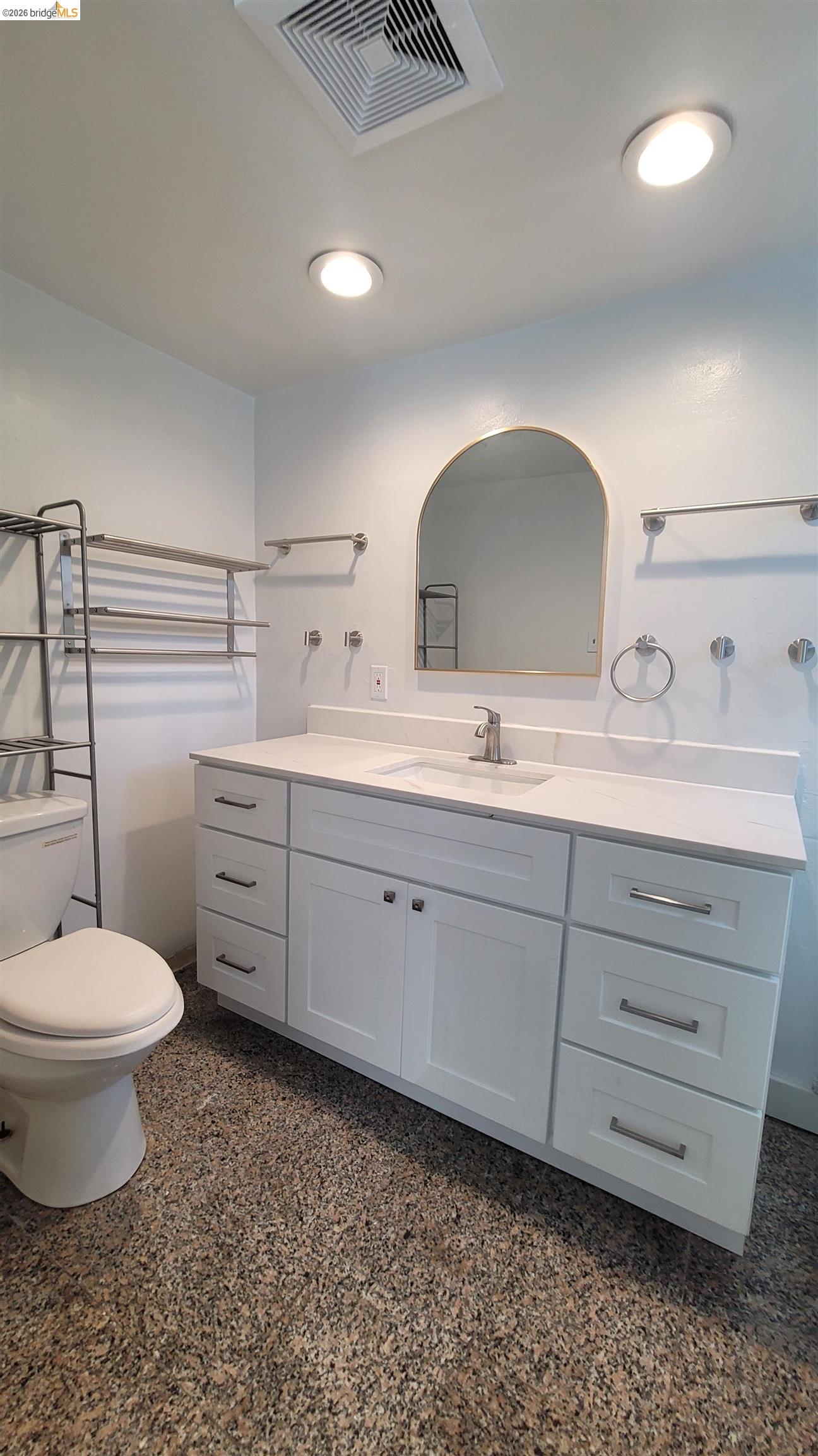 Detail Gallery Image 9 of 21 For 540 Palace Ct a,  Alameda,  CA 94501 - 2 Beds | 1 Baths