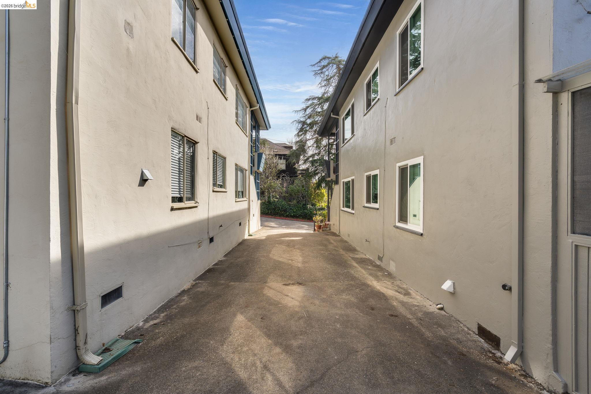 Detail Gallery Image 4 of 22 For 2817 Palm Ct, Berkeley,  CA 94705 - – Beds | – Baths