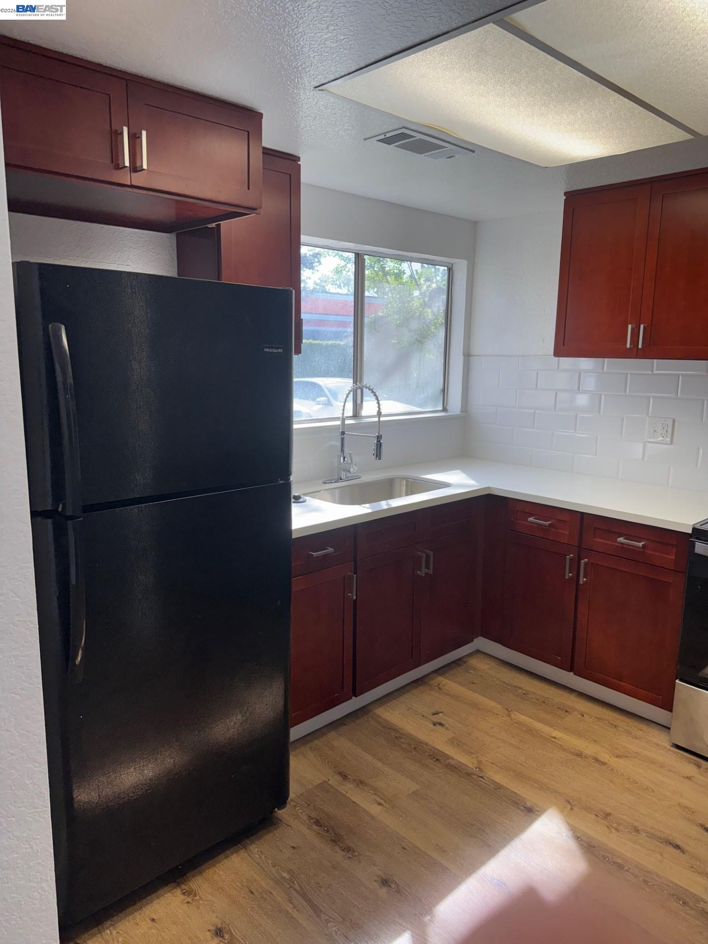 Detail Gallery Image 4 of 26 For 2116 Mt. Vernon Dr. #C,  Modesto,  CA 95350-8920 - 3 Beds | 2 Baths