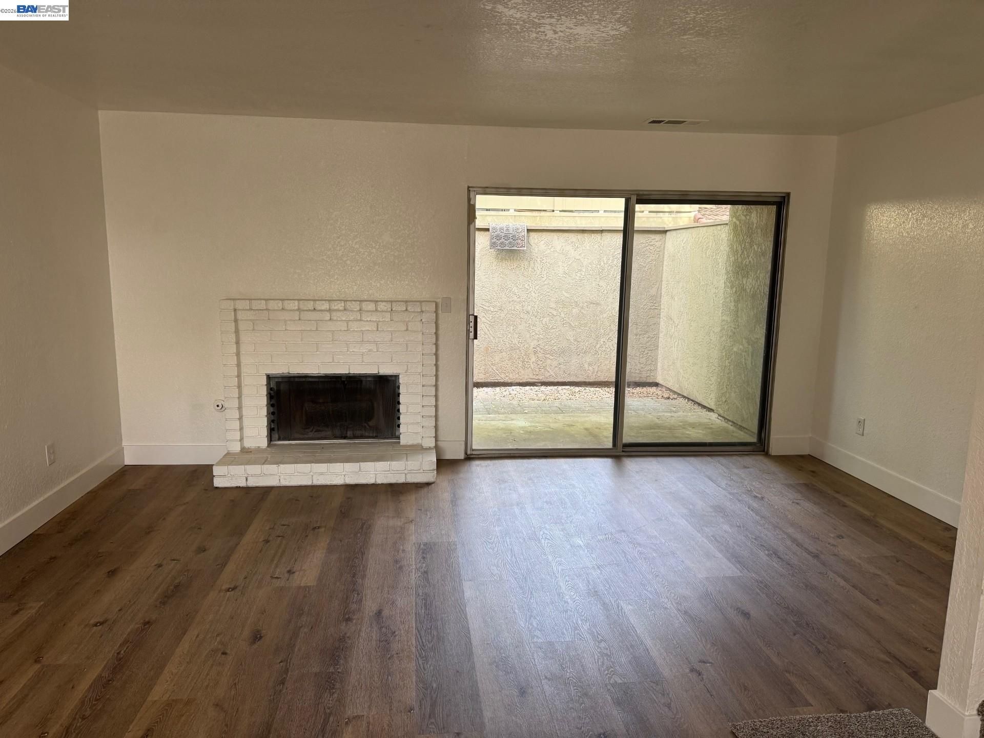 Detail Gallery Image 10 of 26 For 2116 Mt. Vernon Dr. #C,  Modesto,  CA 95350-8920 - 3 Beds | 2 Baths