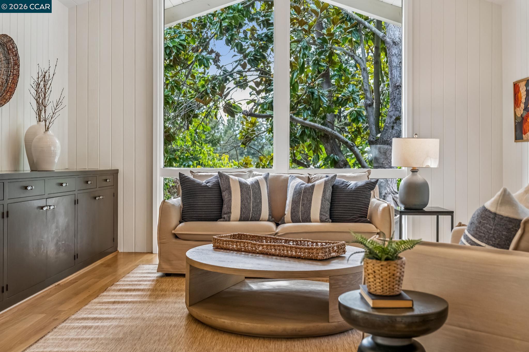 Detail Gallery Image 19 of 58 For 147 Amber Valley Dr, Orinda,  CA 94563 - 4 Beds | 4 Baths