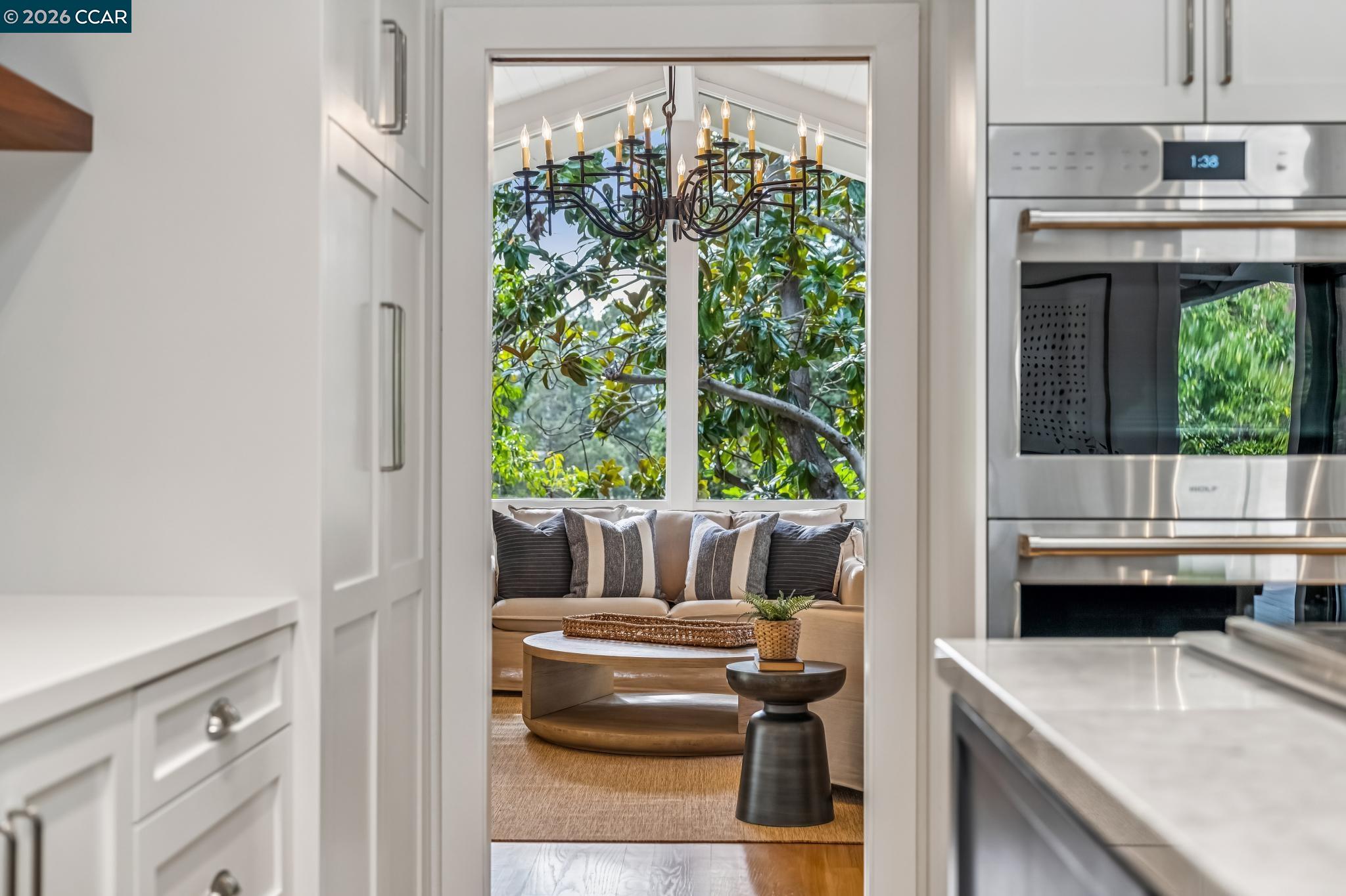 Detail Gallery Image 21 of 58 For 147 Amber Valley Dr, Orinda,  CA 94563 - 4 Beds | 4 Baths