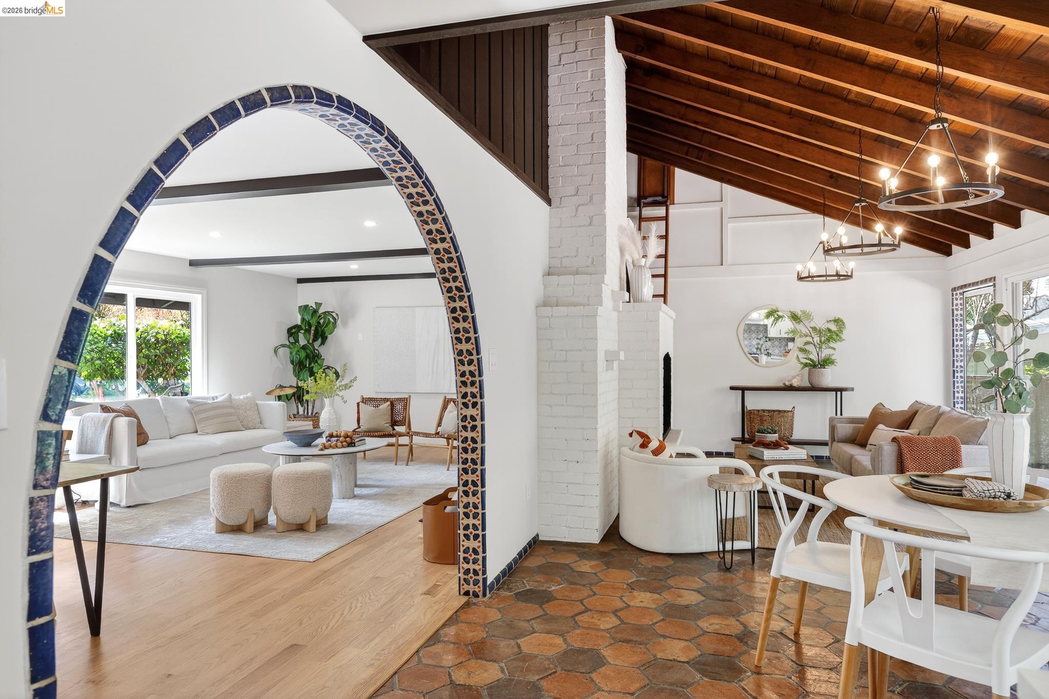 Detail Gallery Image 12 of 59 For 5914 Thornhill Drive, Oakland,  CA 94611 - 3 Beds | 2 Baths