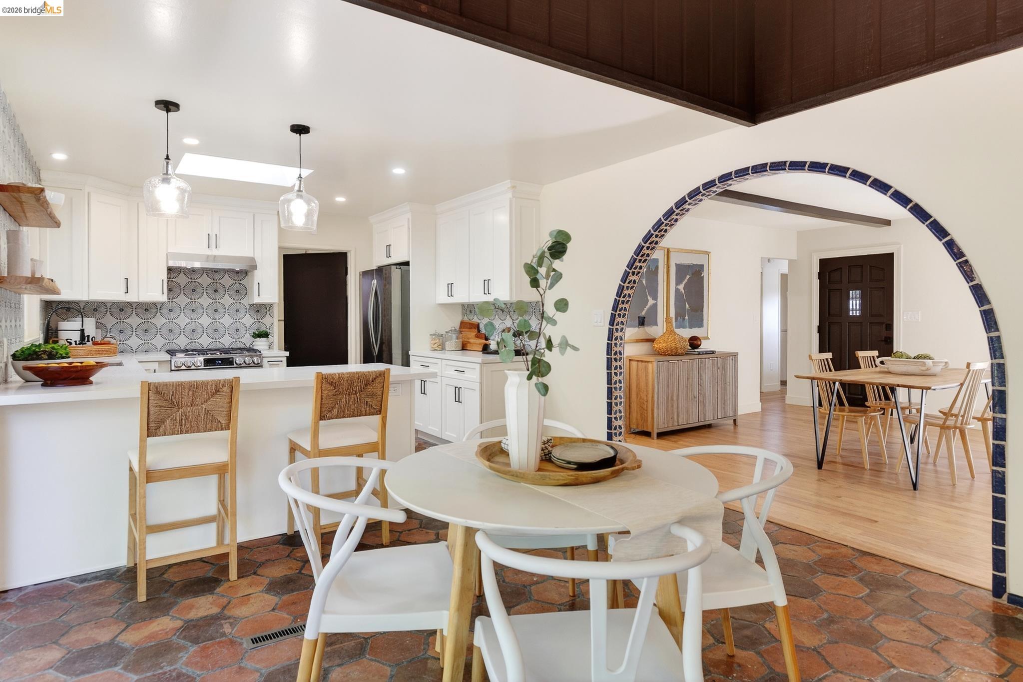 Detail Gallery Image 13 of 59 For 5914 Thornhill Drive, Oakland,  CA 94611 - 3 Beds | 2 Baths