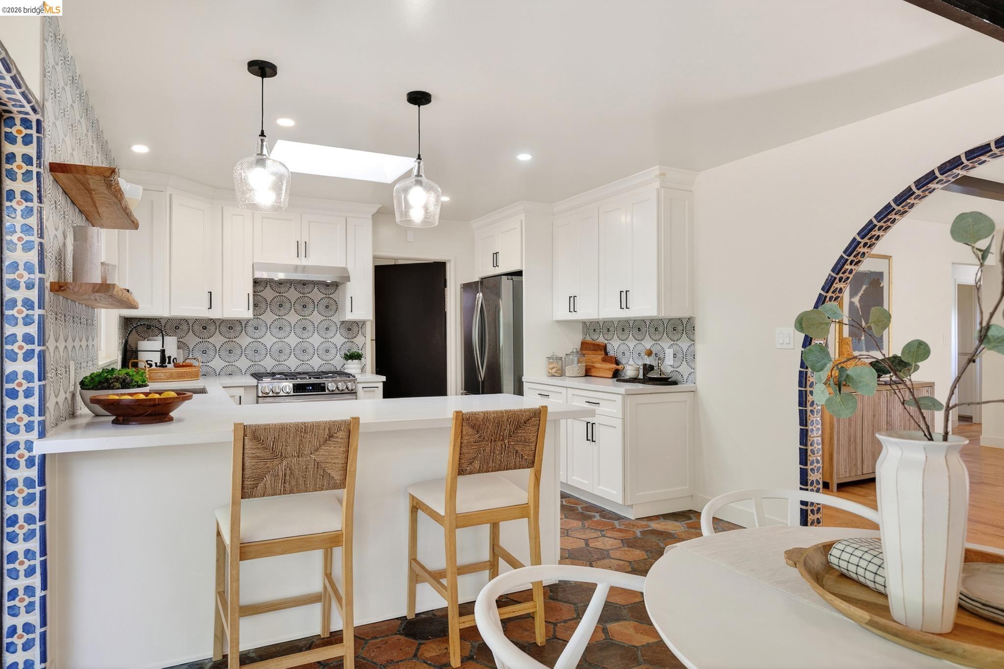 Detail Gallery Image 15 of 59 For 5914 Thornhill Drive, Oakland,  CA 94611 - 3 Beds | 2 Baths