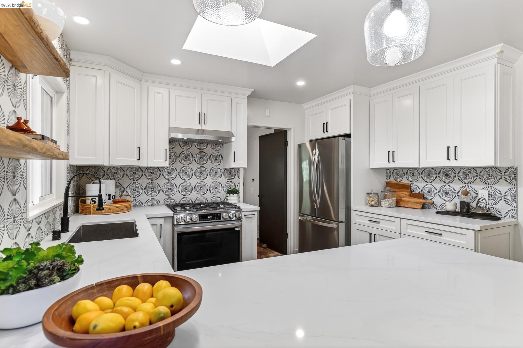 Detail Gallery Image 17 of 59 For 5914 Thornhill Drive, Oakland,  CA 94611 - 3 Beds | 2 Baths