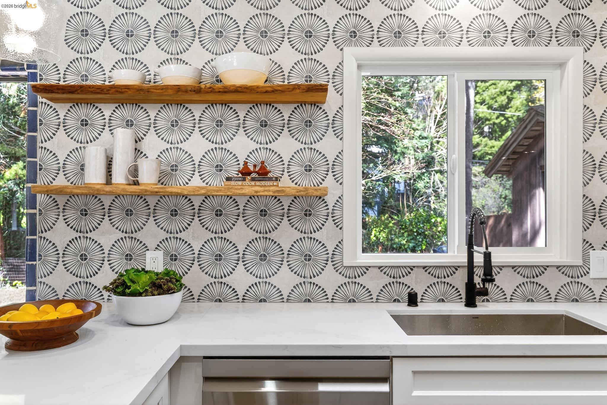 Detail Gallery Image 19 of 59 For 5914 Thornhill Drive, Oakland,  CA 94611 - 3 Beds | 2 Baths