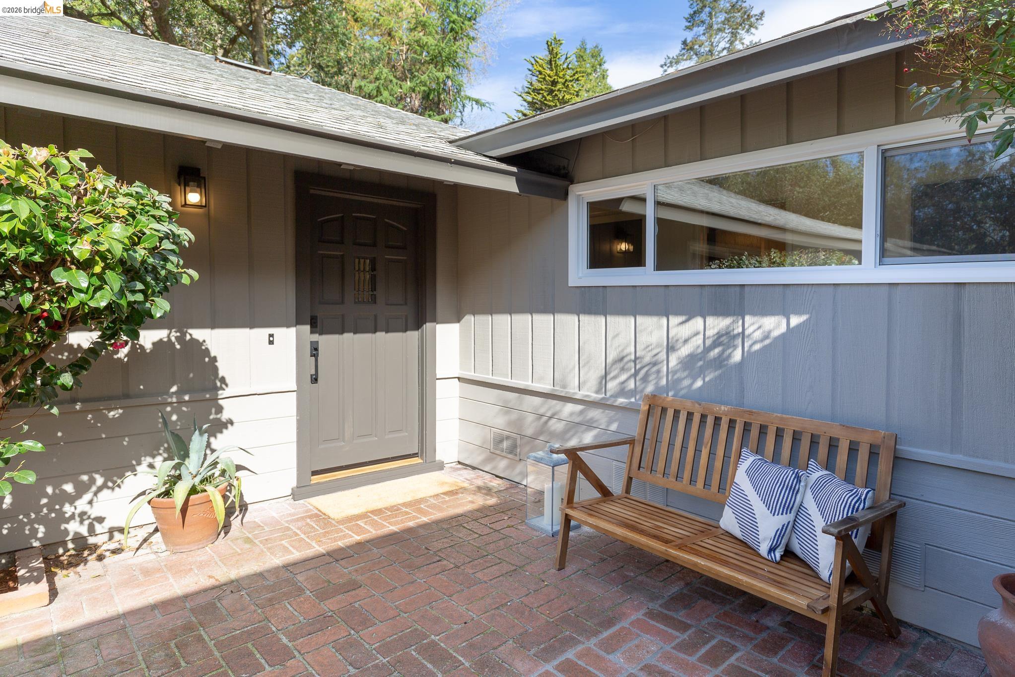 Detail Gallery Image 3 of 59 For 5914 Thornhill Drive, Oakland,  CA 94611 - 3 Beds | 2 Baths