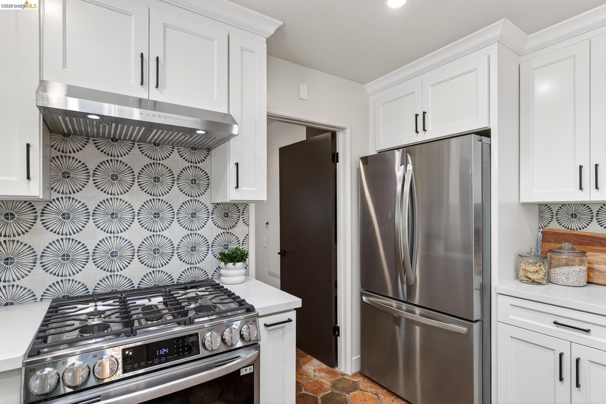 Detail Gallery Image 22 of 59 For 5914 Thornhill Drive, Oakland,  CA 94611 - 3 Beds | 2 Baths