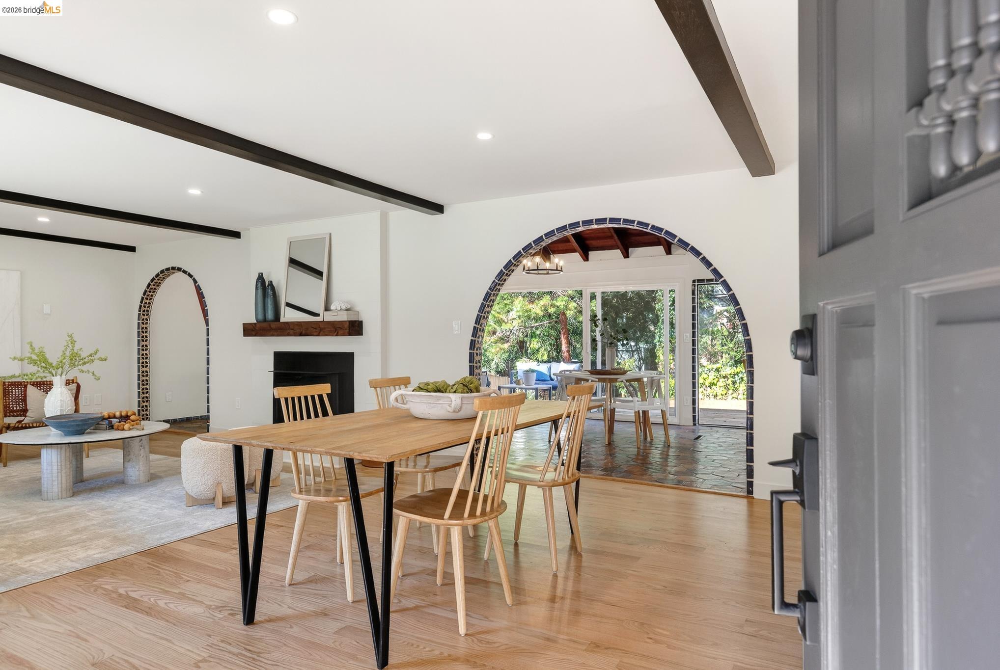 Detail Gallery Image 4 of 59 For 5914 Thornhill Drive, Oakland,  CA 94611 - 3 Beds | 2 Baths