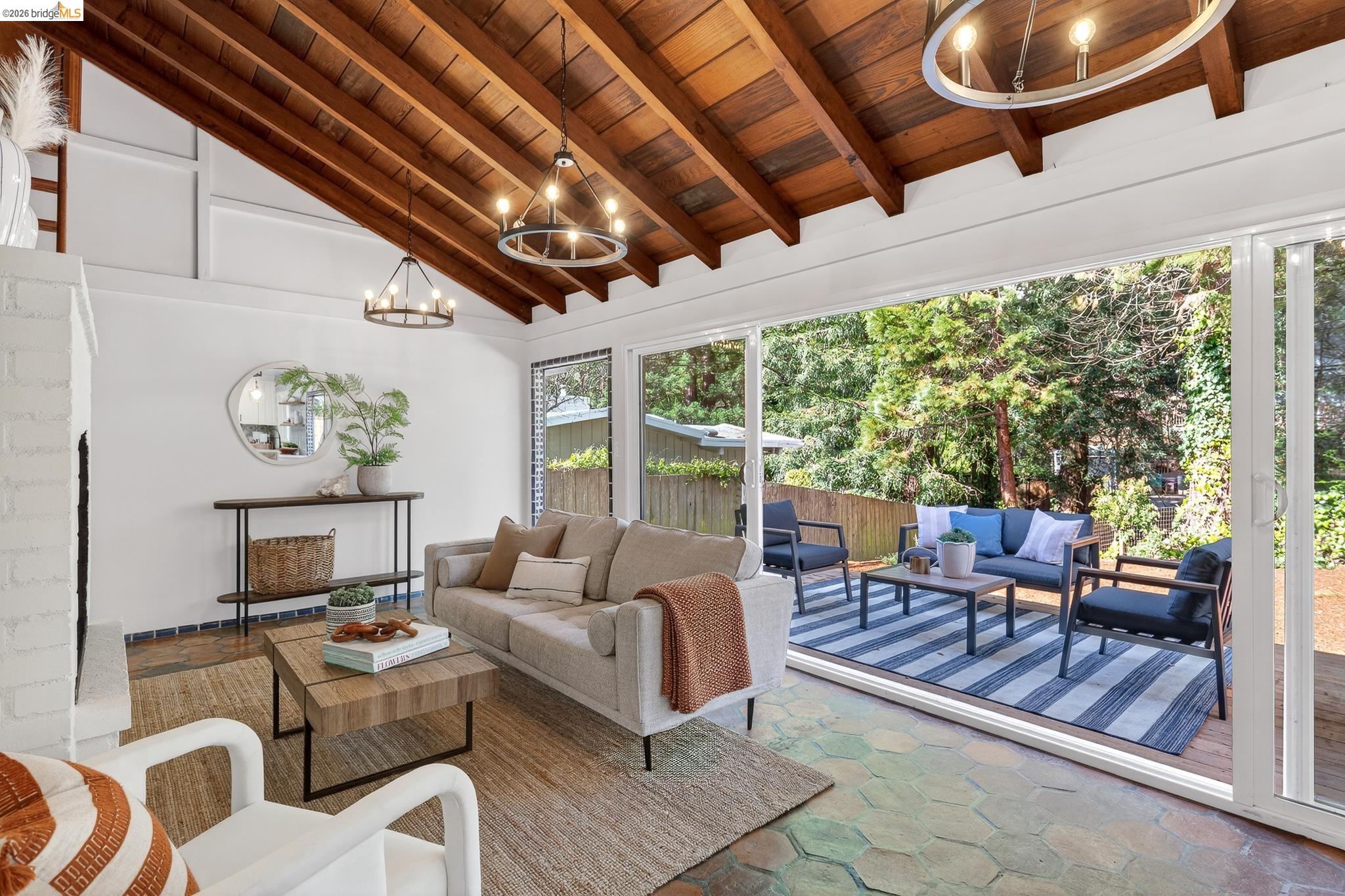 Detail Gallery Image 32 of 59 For 5914 Thornhill Drive, Oakland,  CA 94611 - 3 Beds | 2 Baths