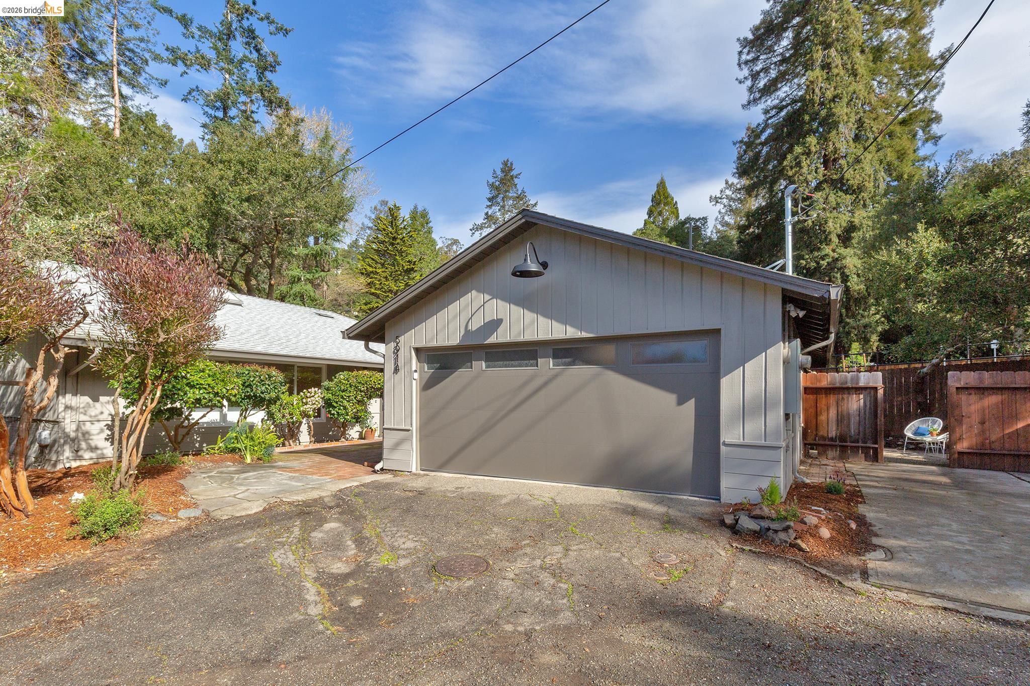 Detail Gallery Image 58 of 59 For 5914 Thornhill Drive, Oakland,  CA 94611 - 3 Beds | 2 Baths