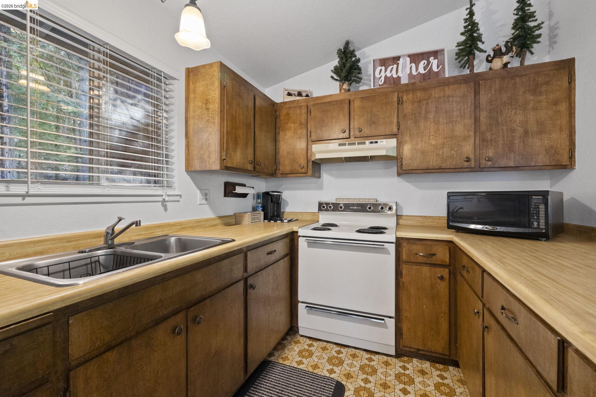 Detail Gallery Image 10 of 21 For 24021 Wakalu, Mi Wuk Village,  CA 95346 - 2 Beds | 2 Baths