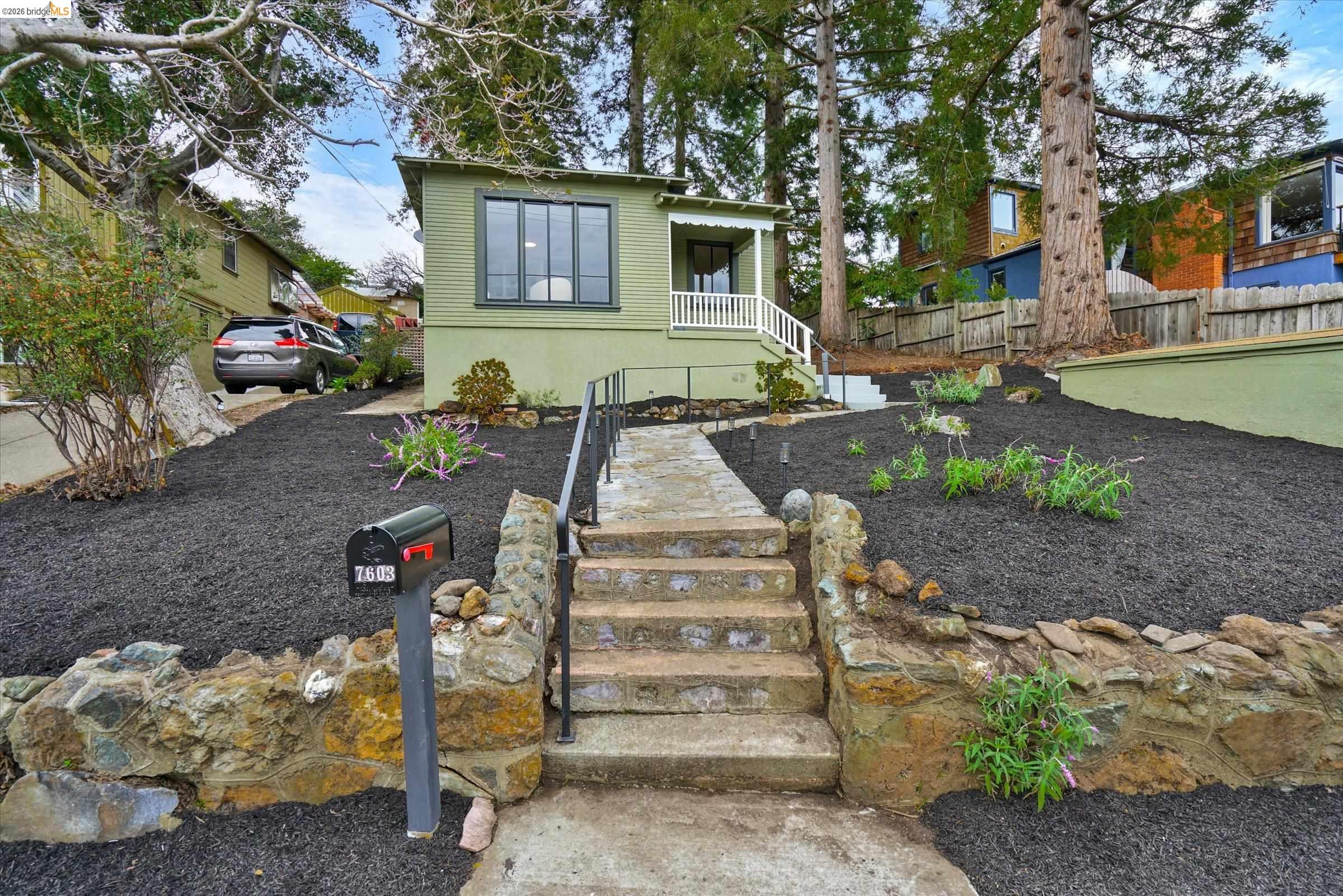 Detail Gallery Image 3 of 33 For 7603 Terrace Dr, El Cerrito,  CA 94530 - 1 Beds | 1 Baths