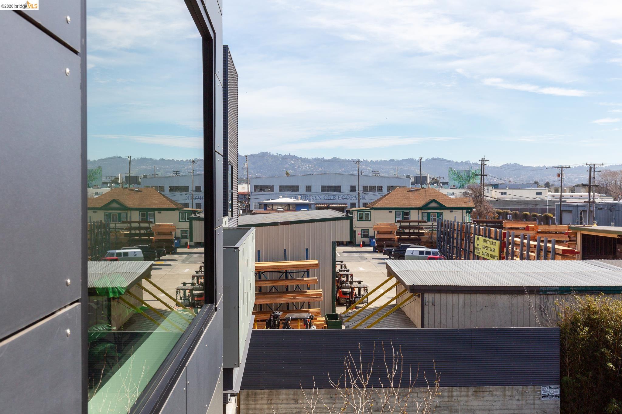 Detail Gallery Image 16 of 41 For 811 Folger Ave, Berkeley,  CA 94710 - 3 Beds | 2/1 Baths