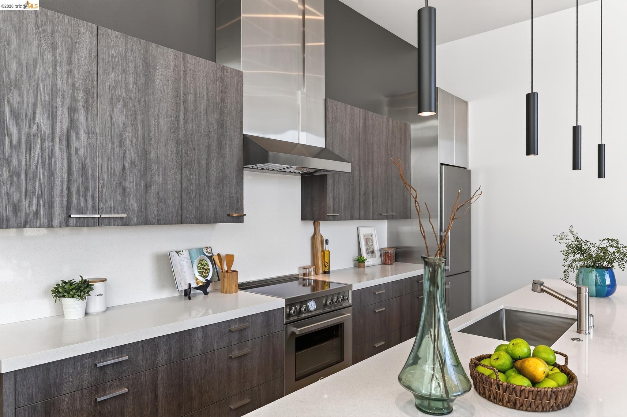 Detail Gallery Image 8 of 41 For 811 Folger Ave, Berkeley,  CA 94710 - 3 Beds | 2/1 Baths