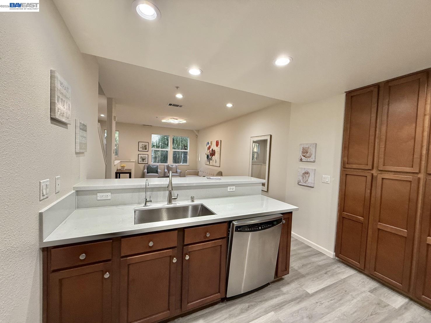 Detail Gallery Image 4 of 35 For 2200 Beech Cir, San Jose,  CA 95131 - 3 Beds | 3 Baths