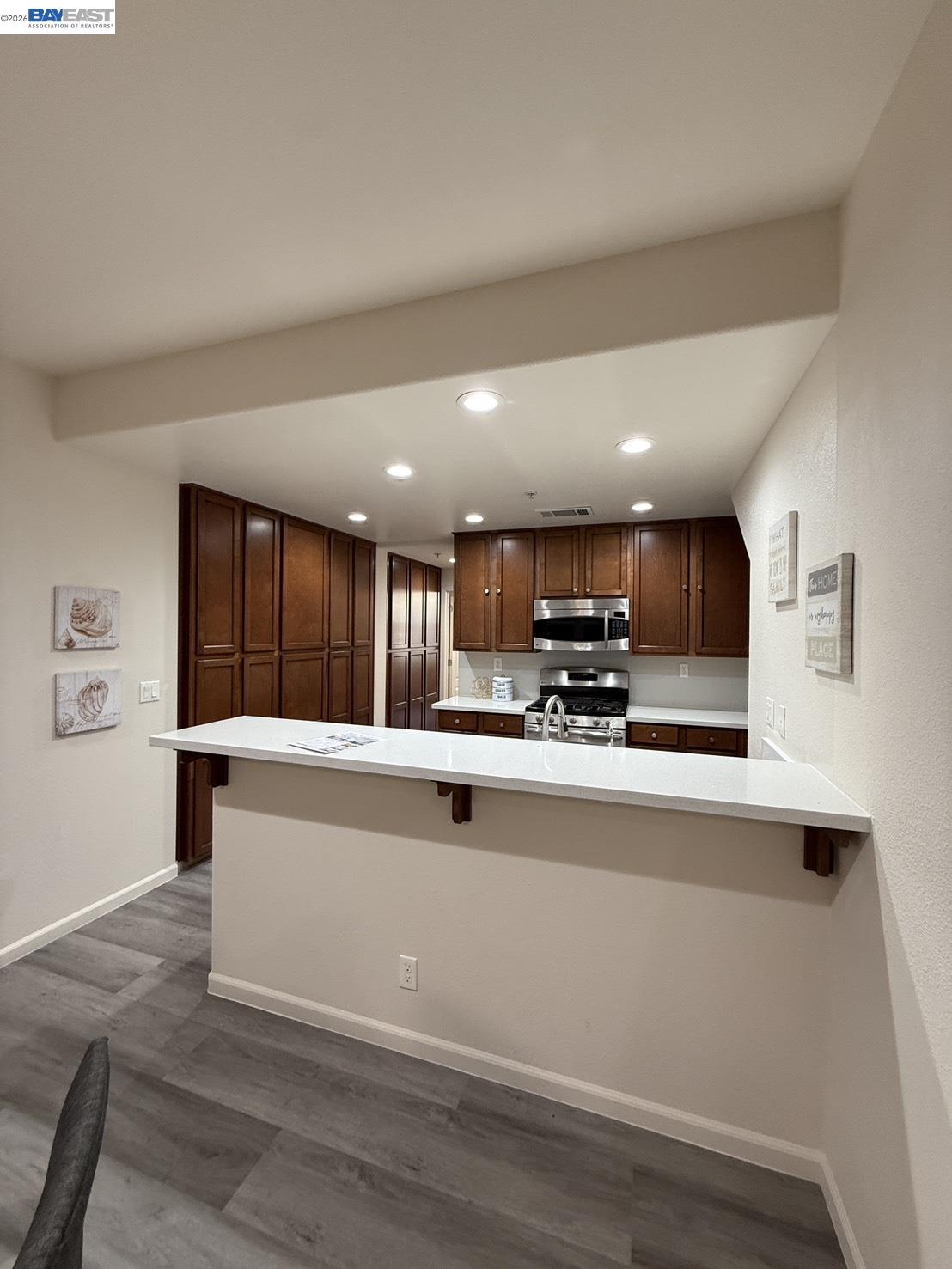 Detail Gallery Image 4 of 29 For 2200 Beech Cir, San Jose,  CA 95131 - 3 Beds | 3 Baths