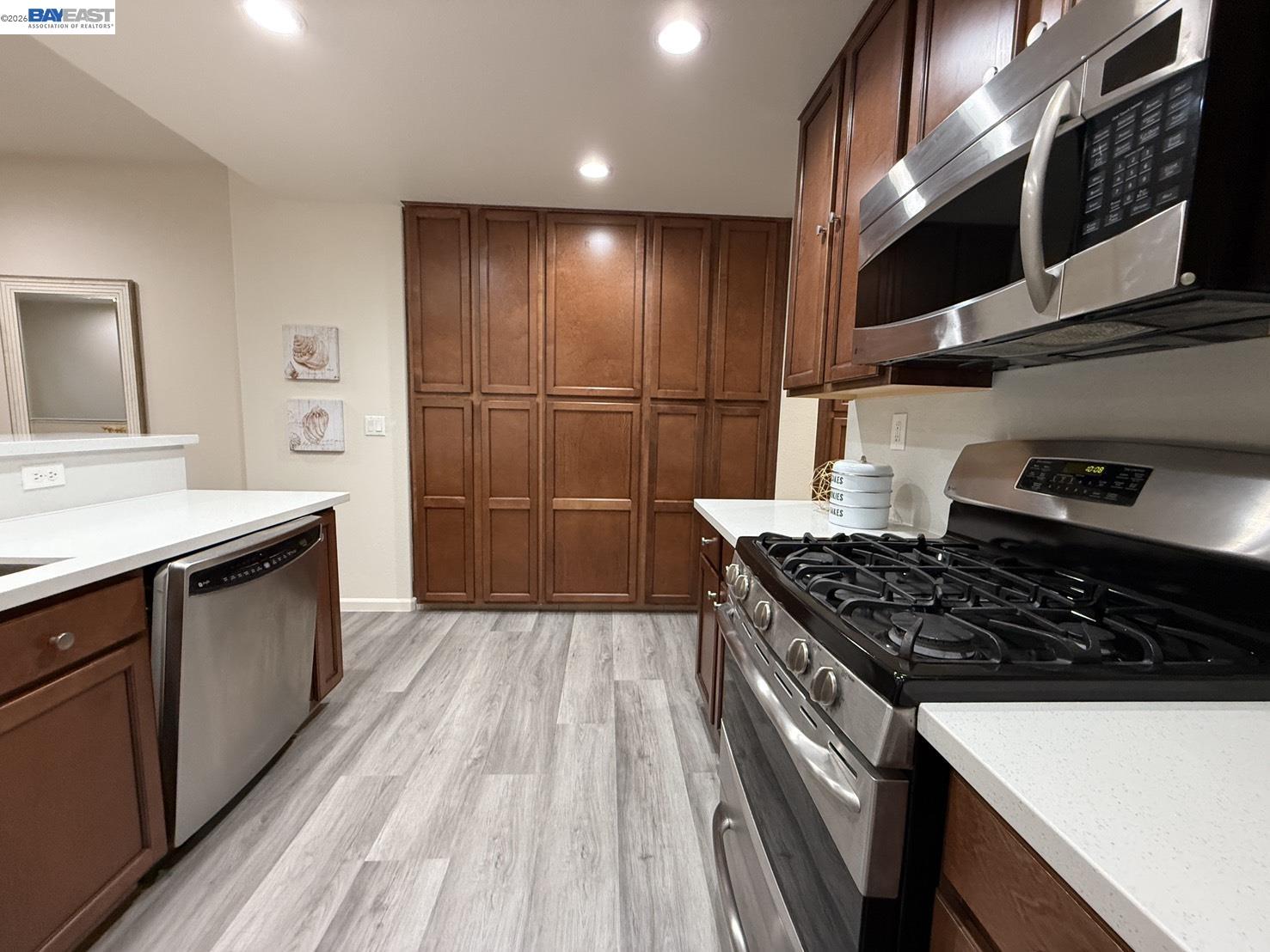 Detail Gallery Image 5 of 29 For 2200 Beech Cir, San Jose,  CA 95131 - 3 Beds | 3 Baths