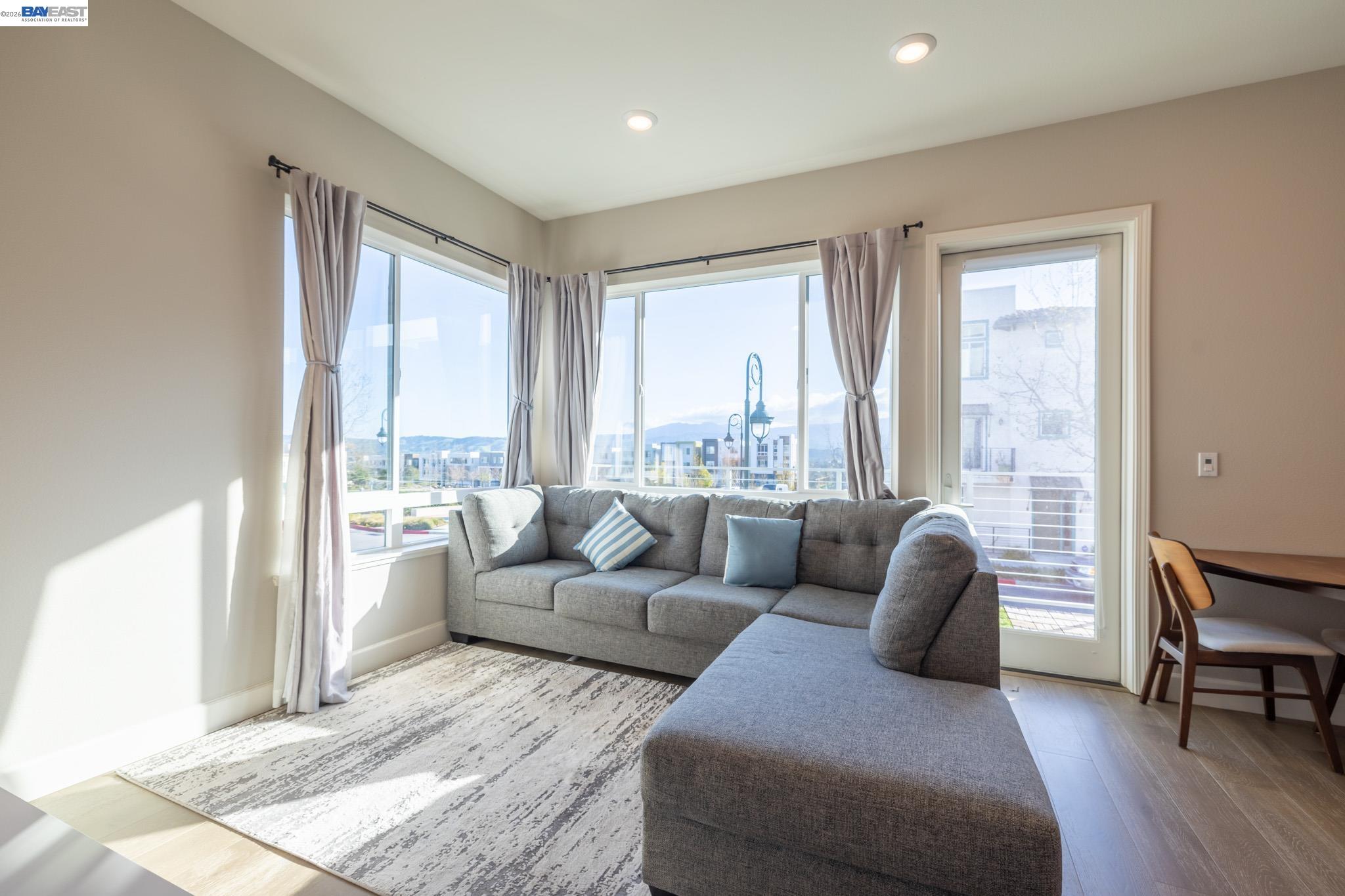 Detail Gallery Image 3 of 47 For 263 Llano De Los Robles Ave #1,  San Jose,  CA 95136 - 3 Beds | 2 Baths