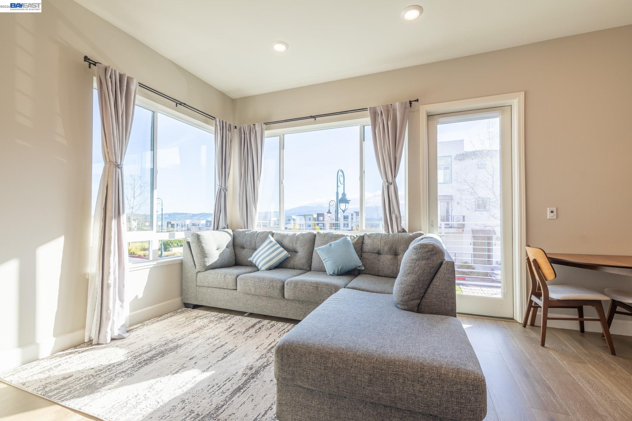 Detail Gallery Image 3 of 47 For 263 Llano De Los Robles Ave #1,  San Jose,  CA 95136 - 3 Beds | 2 Baths