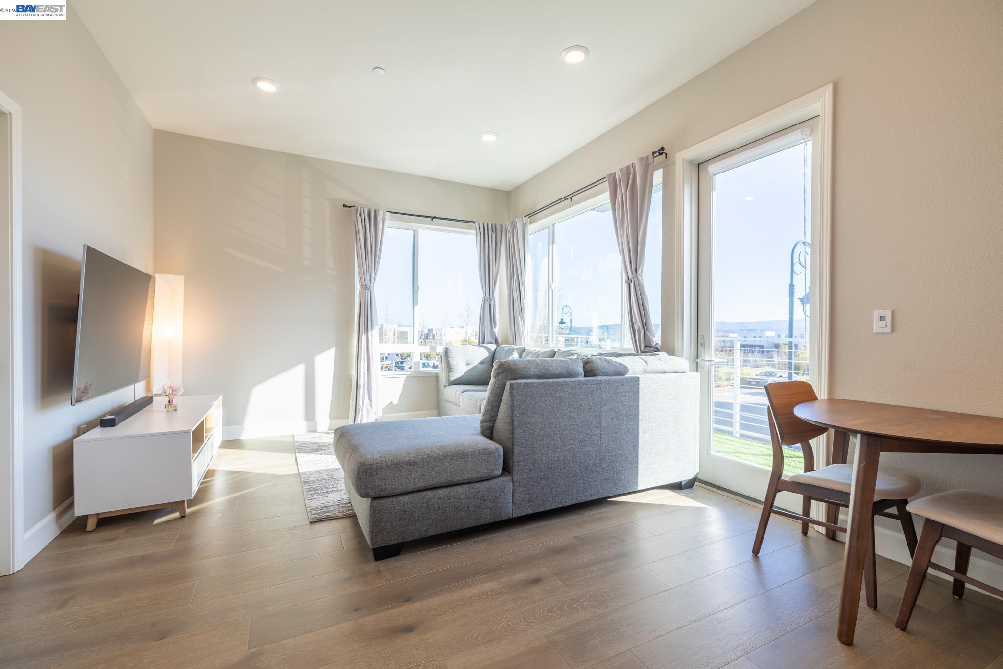 Detail Gallery Image 4 of 47 For 263 Llano De Los Robles Ave #1,  San Jose,  CA 95136 - 3 Beds | 2 Baths