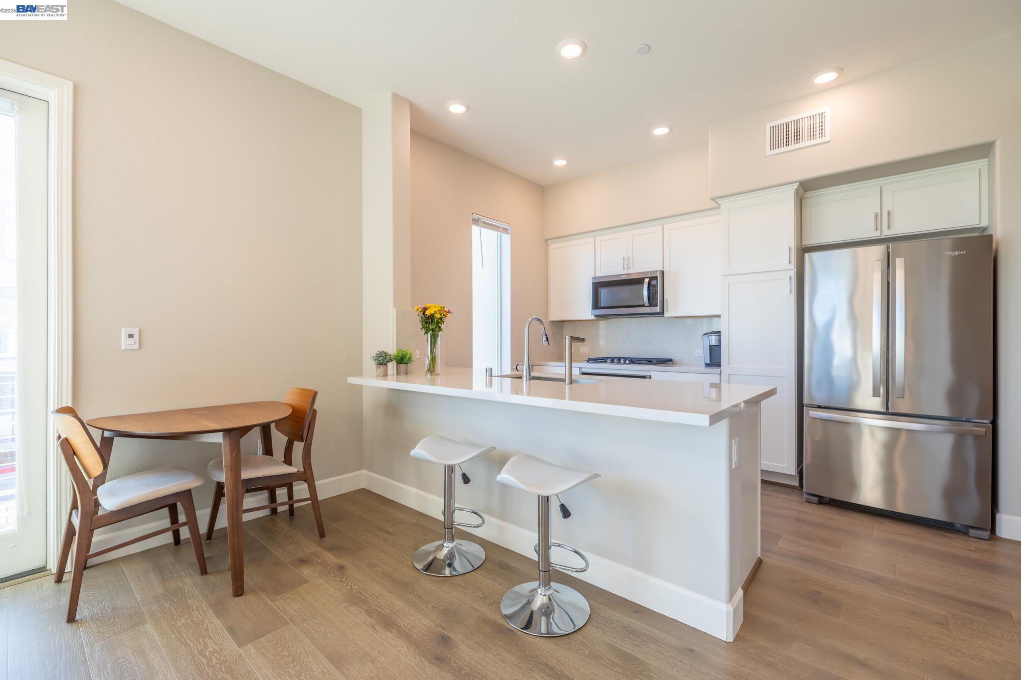 Detail Gallery Image 7 of 47 For 263 Llano De Los Robles Ave #1,  San Jose,  CA 95136 - 3 Beds | 2 Baths