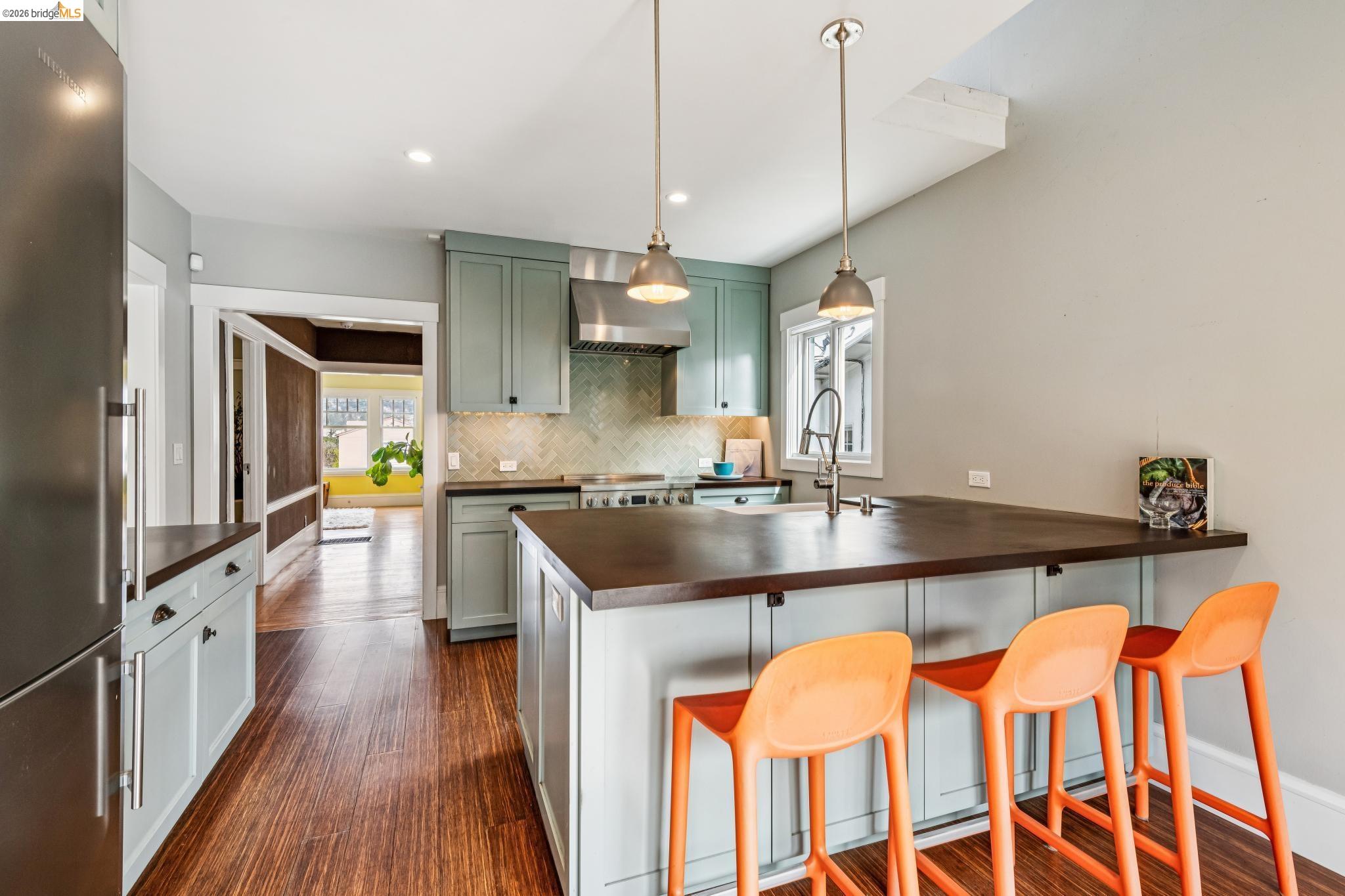 Detail Gallery Image 13 of 36 For 1066 Bayview Ave, Oakland,  CA 94610 - 2 Beds | 1 Baths