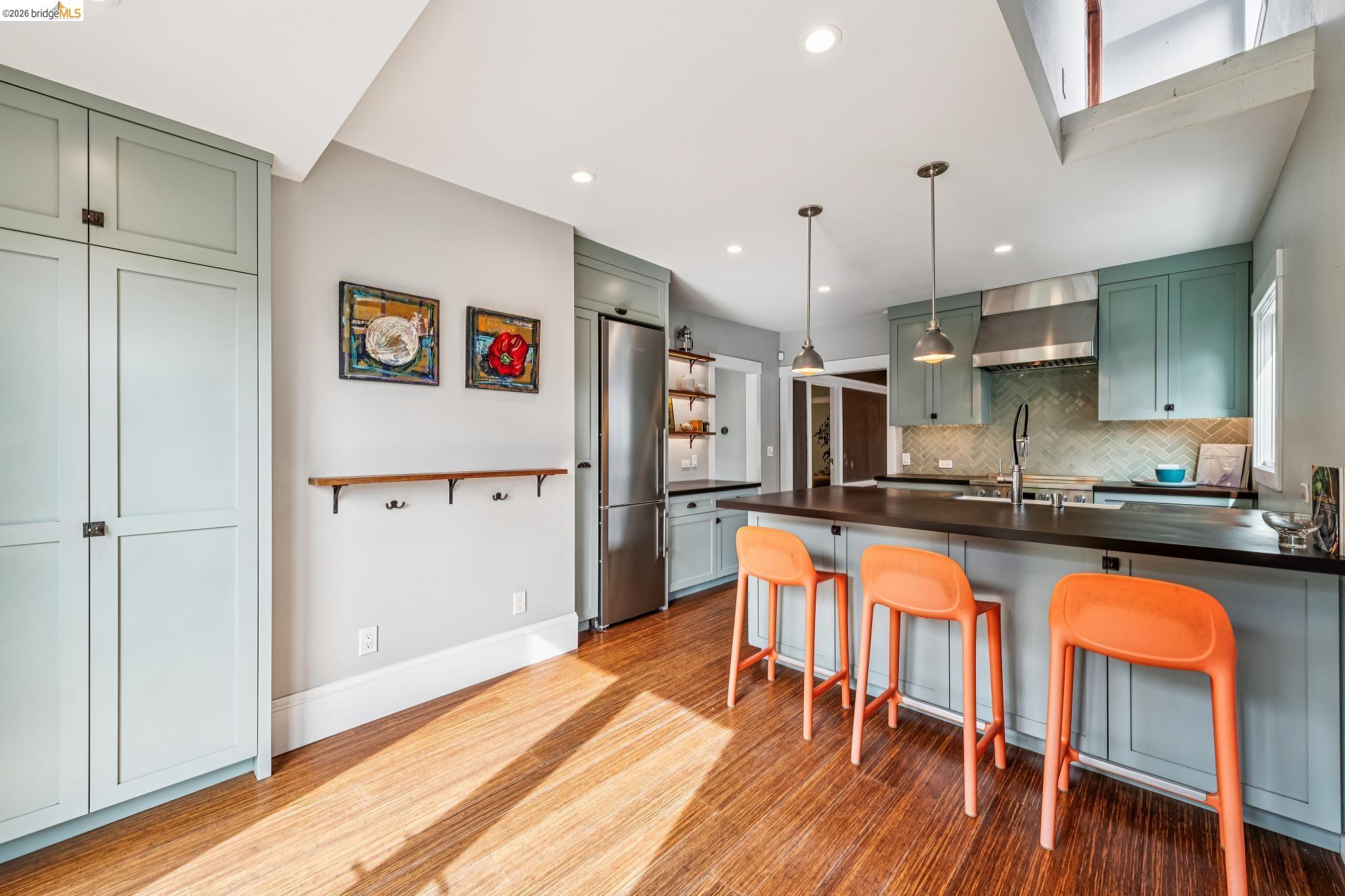 Detail Gallery Image 14 of 36 For 1066 Bayview Ave, Oakland,  CA 94610 - 2 Beds | 1 Baths