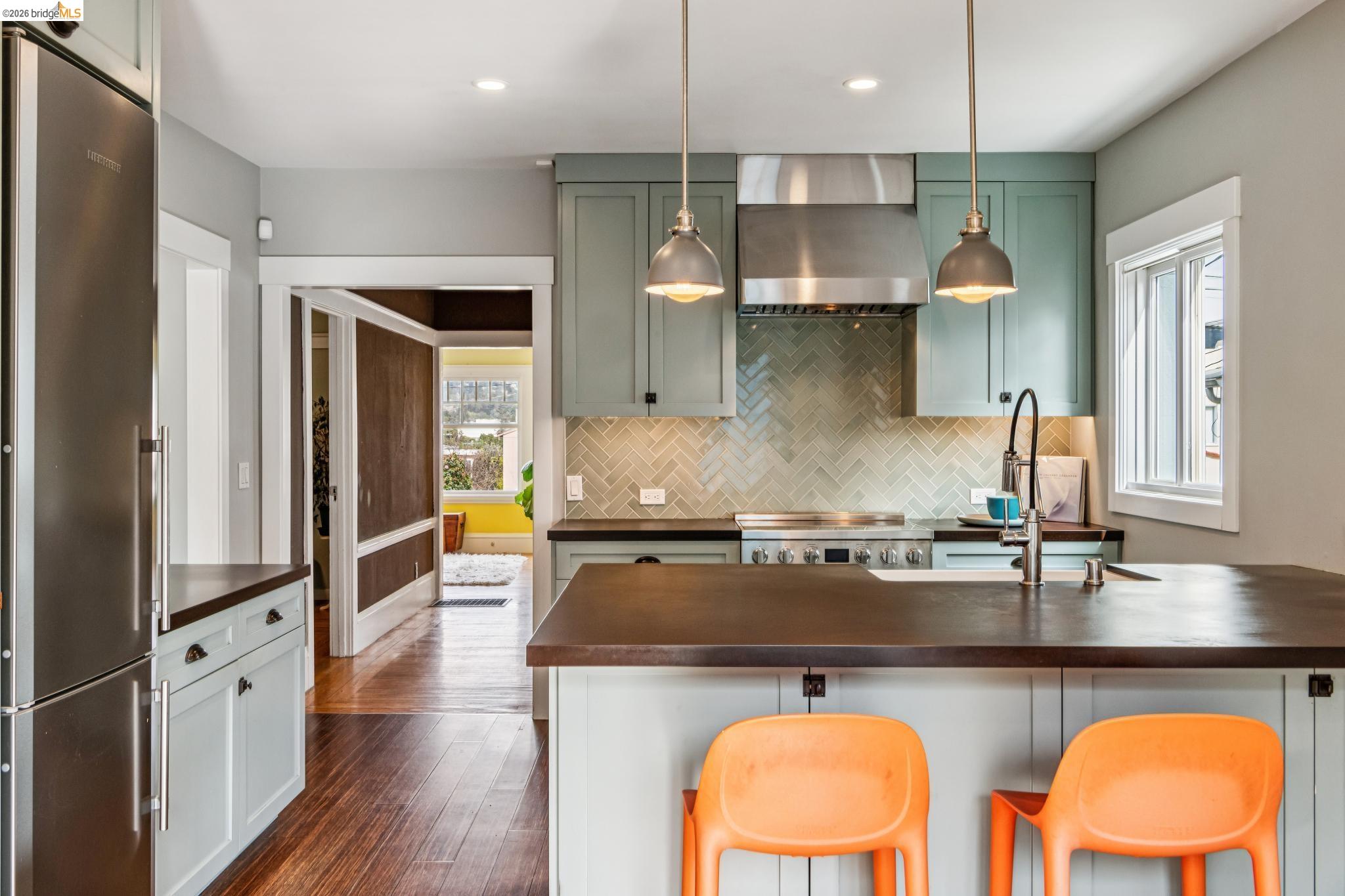 Detail Gallery Image 15 of 36 For 1066 Bayview Ave, Oakland,  CA 94610 - 2 Beds | 1 Baths