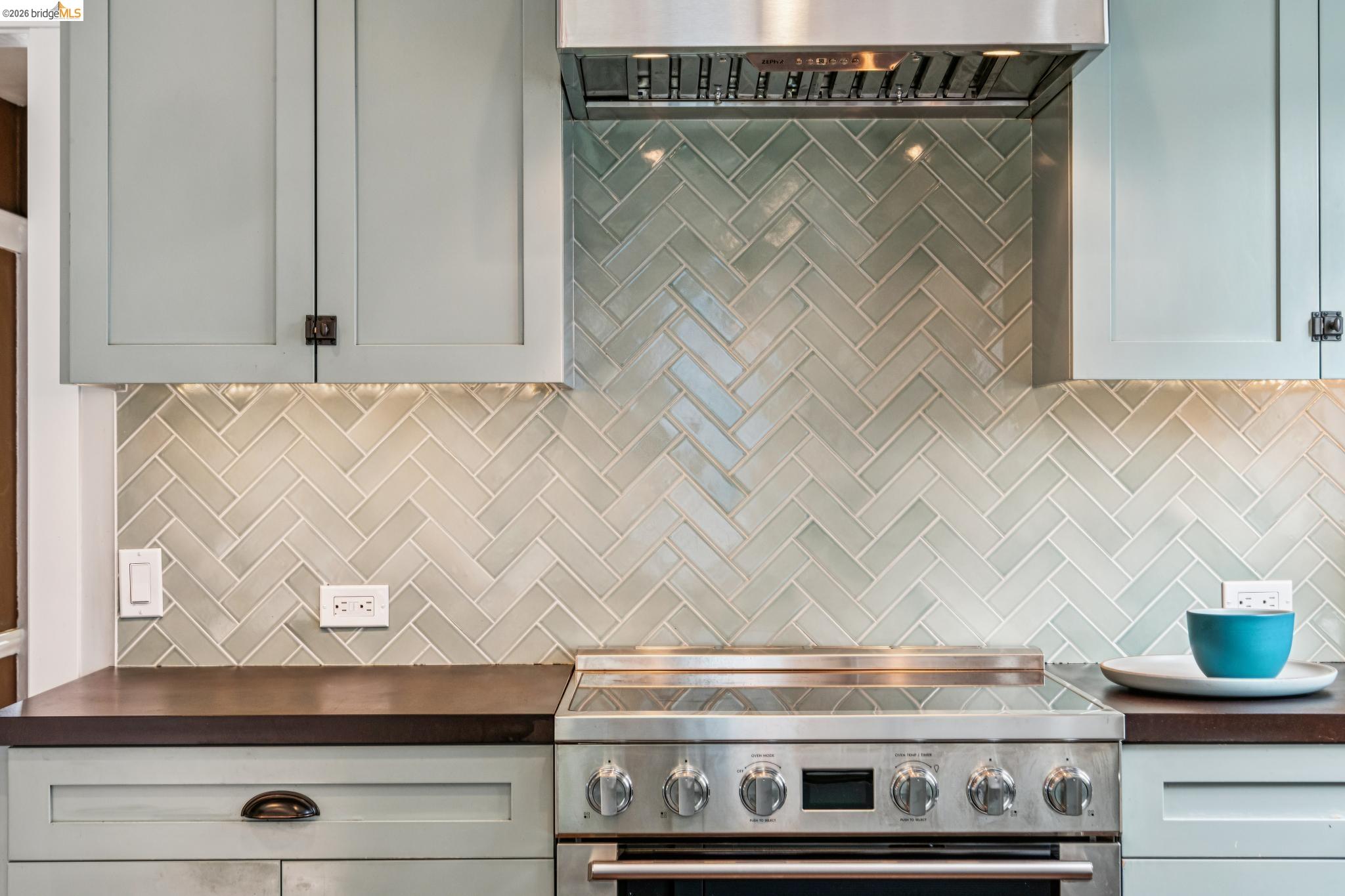 Detail Gallery Image 16 of 36 For 1066 Bayview Ave, Oakland,  CA 94610 - 2 Beds | 1 Baths