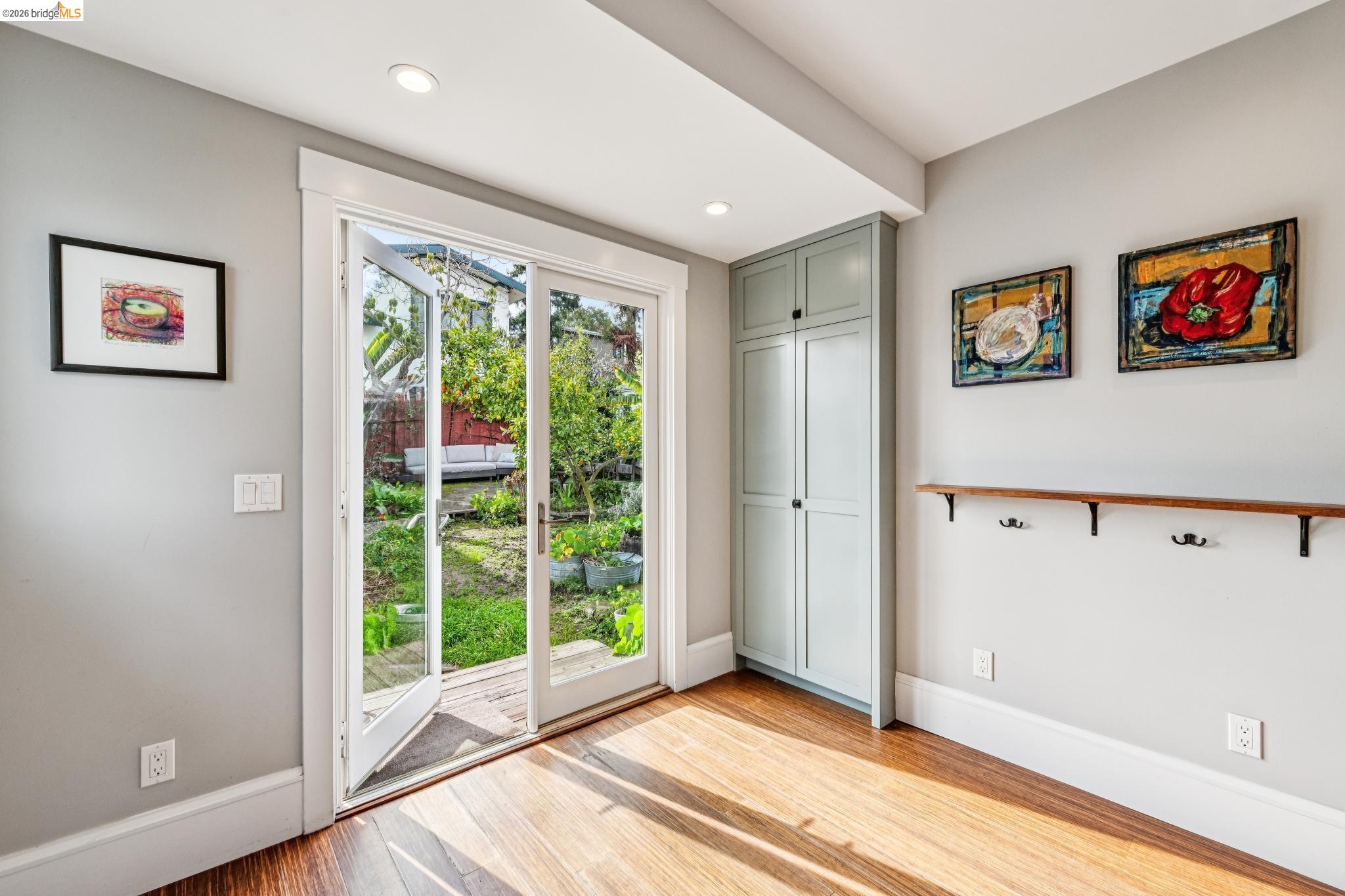 Detail Gallery Image 17 of 36 For 1066 Bayview Ave, Oakland,  CA 94610 - 2 Beds | 1 Baths