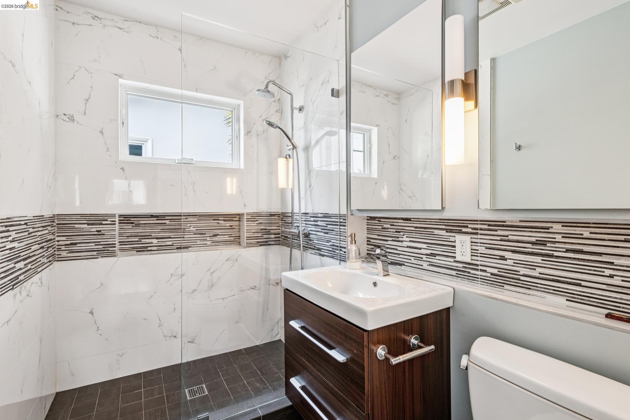 Detail Gallery Image 22 of 36 For 1066 Bayview Ave, Oakland,  CA 94610 - 2 Beds | 1 Baths